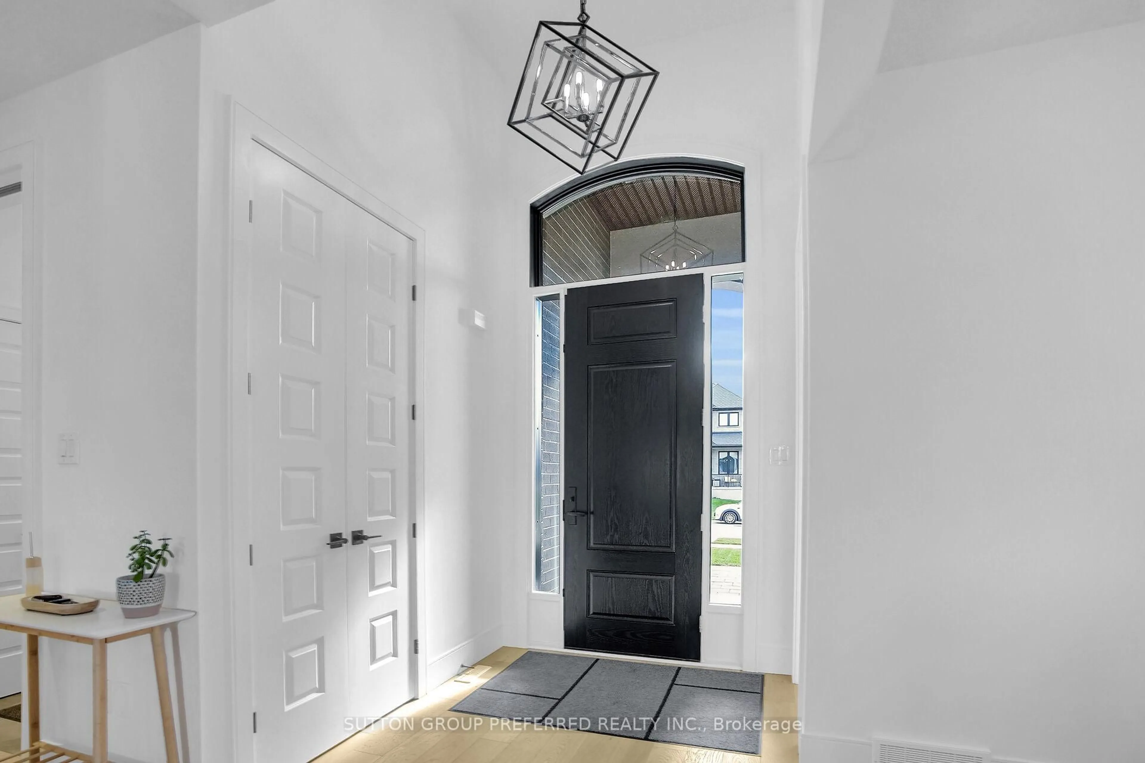 Indoor entryway for 1928 Trailsway Dr, London South Ontario N6K 0K7