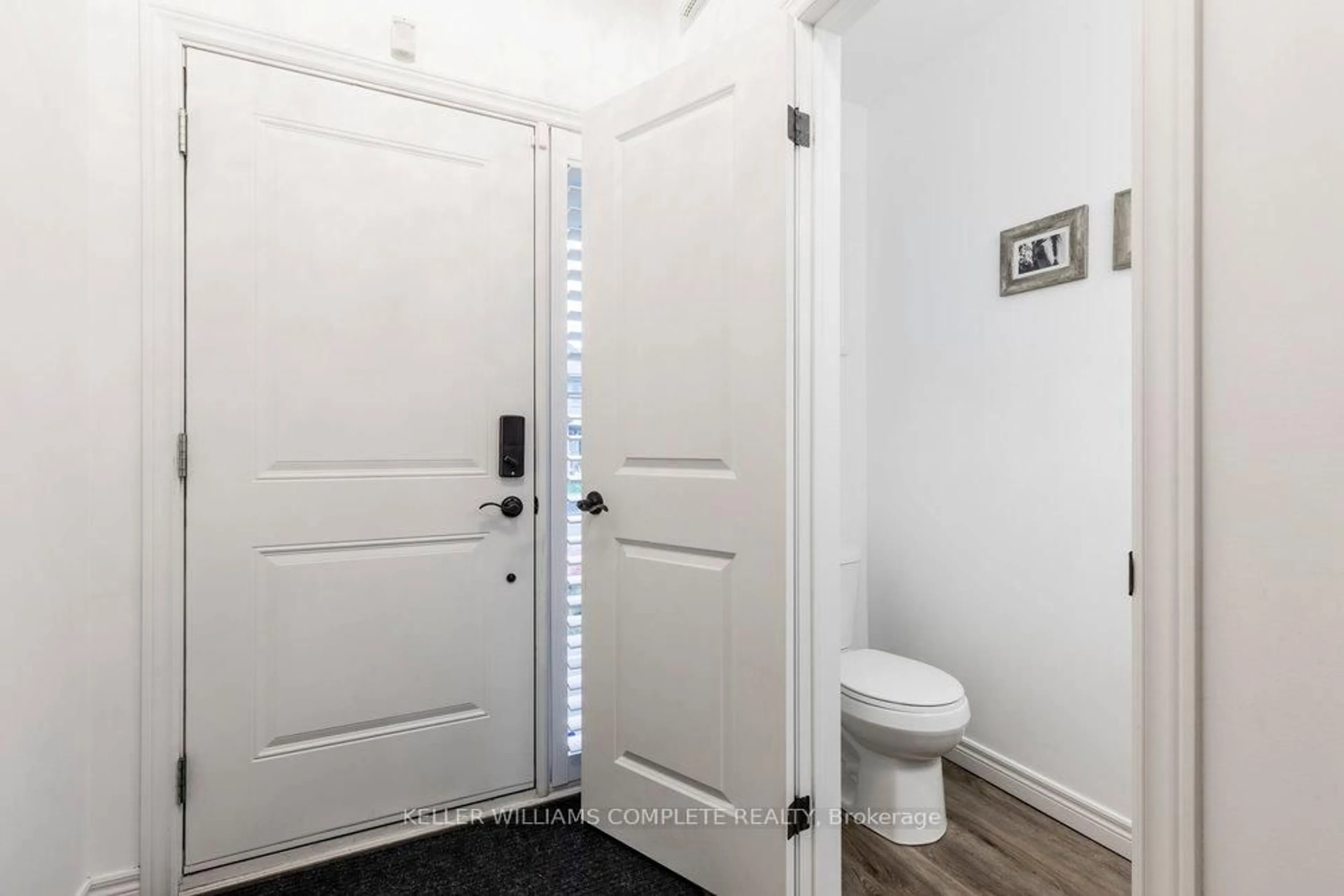 Indoor entryway for 70 Dennis Dr, West Lincoln Ontario L0R 2A0