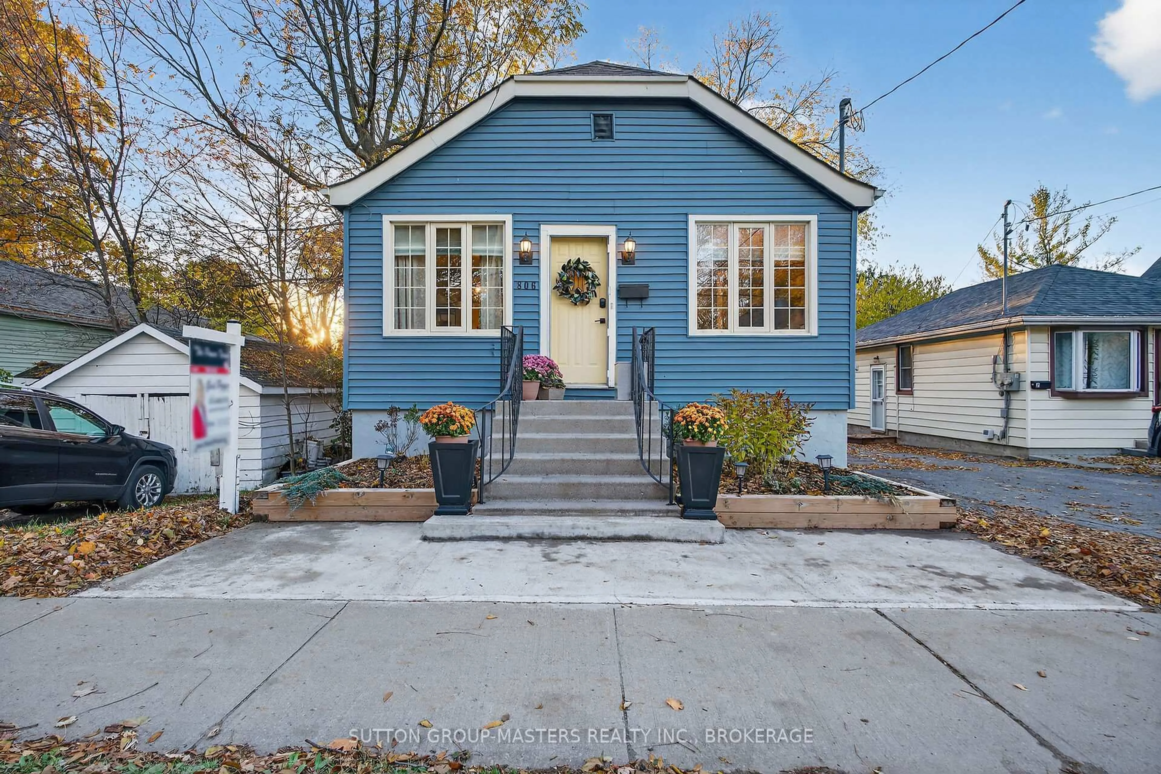 Home with vinyl exterior material, street for 806 Portsmouth Ave, Kingston Ontario K7M 1W7