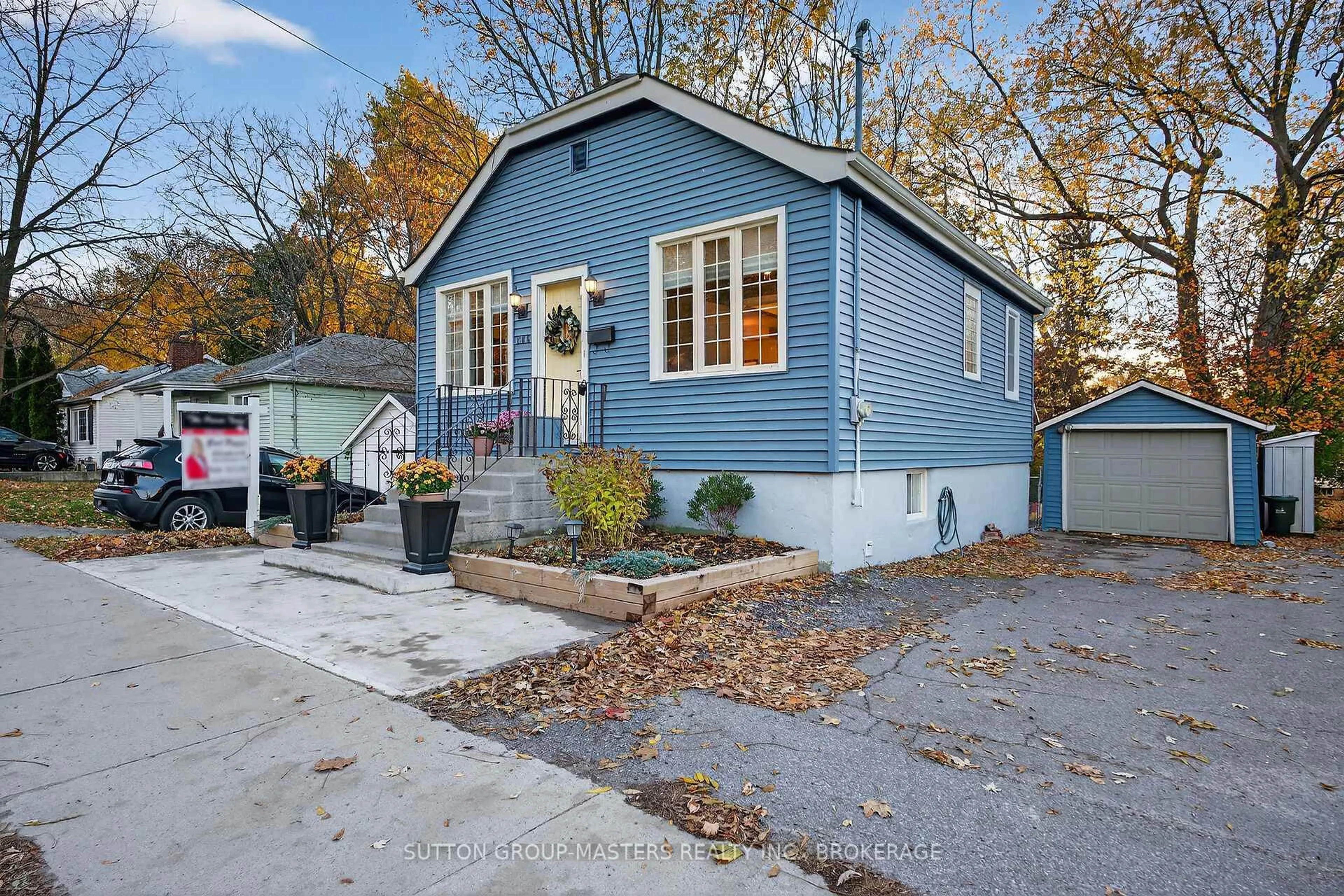 Home with vinyl exterior material, street for 806 Portsmouth Ave, Kingston Ontario K7M 1W7