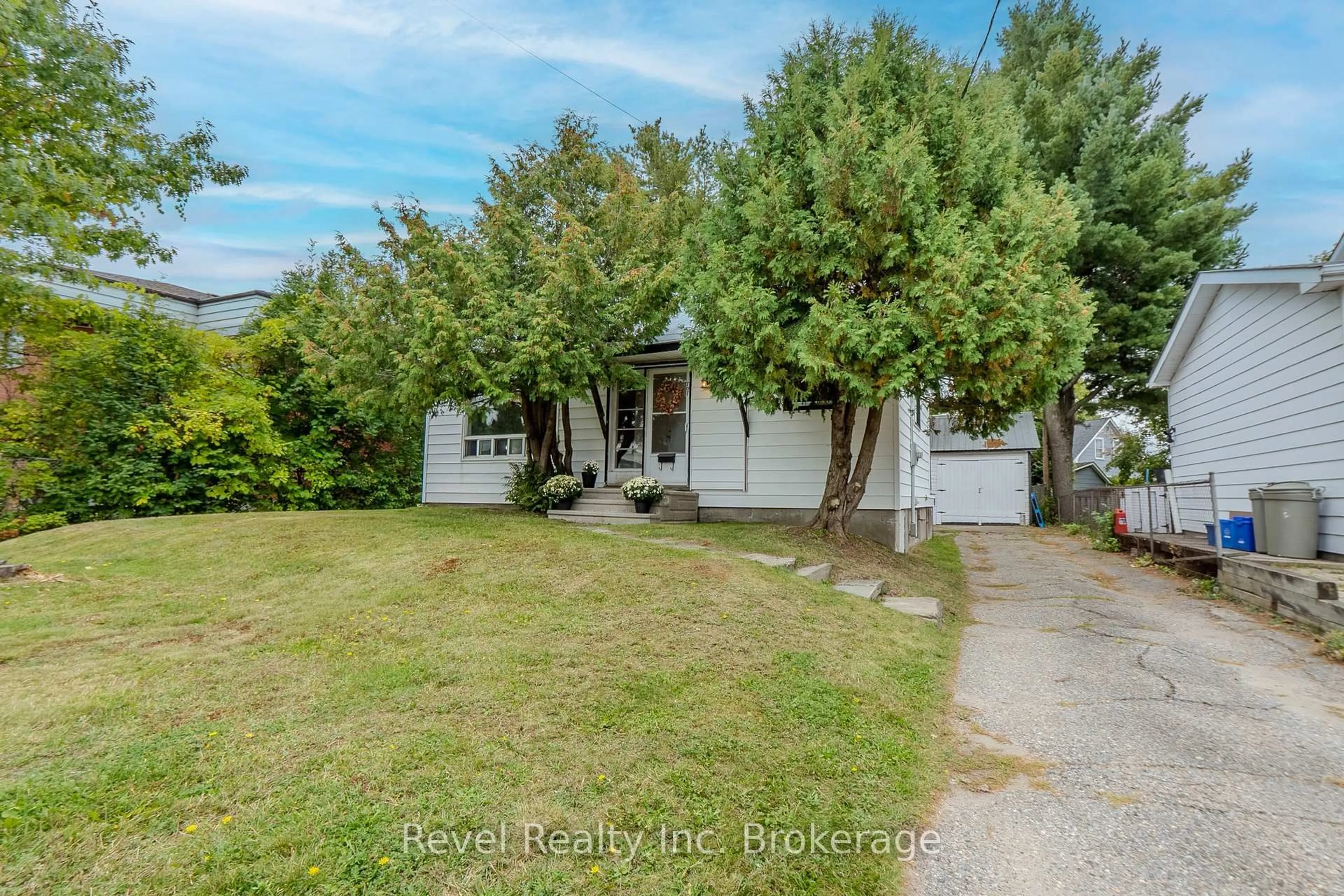 A pic from outside/outdoor area/front of a property/back of a property/a pic from drone, street for 707 Bloem St, North Bay Ontario P1B 4Z5