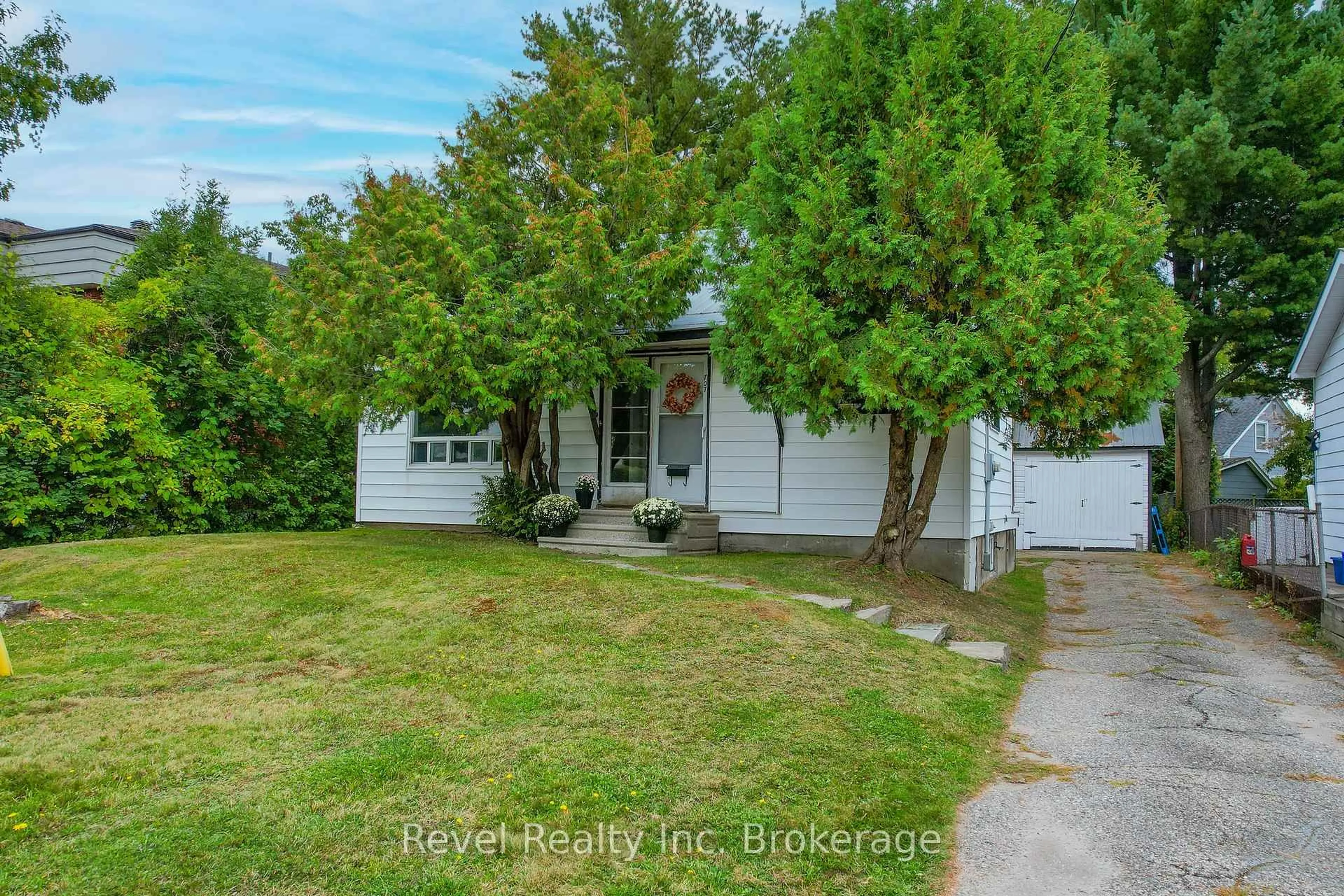 A pic from outside/outdoor area/front of a property/back of a property/a pic from drone, street for 707 Bloem St, North Bay Ontario P1B 4Z5