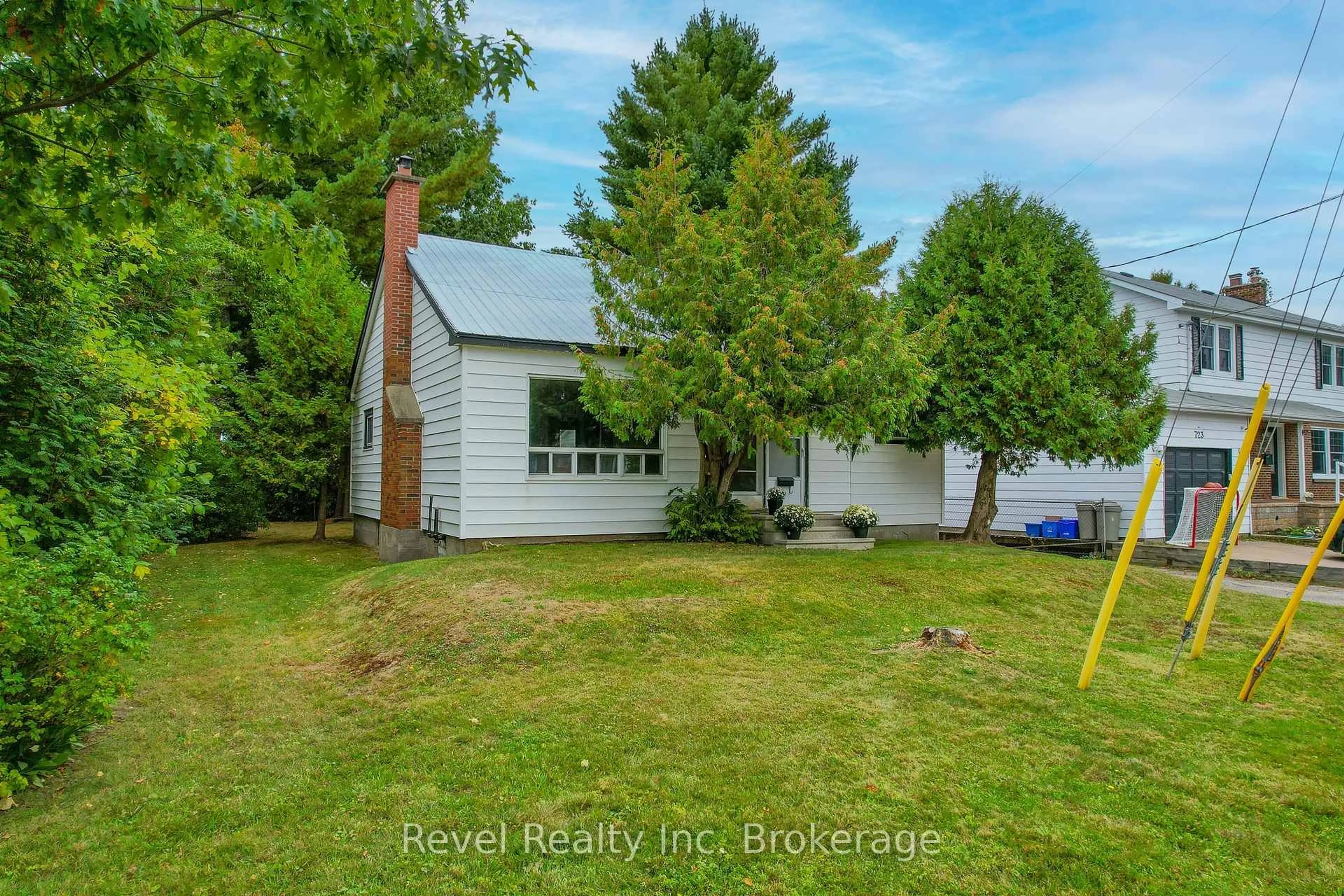 A pic from outside/outdoor area/front of a property/back of a property/a pic from drone, street for 707 Bloem St, North Bay Ontario P1B 4Z5