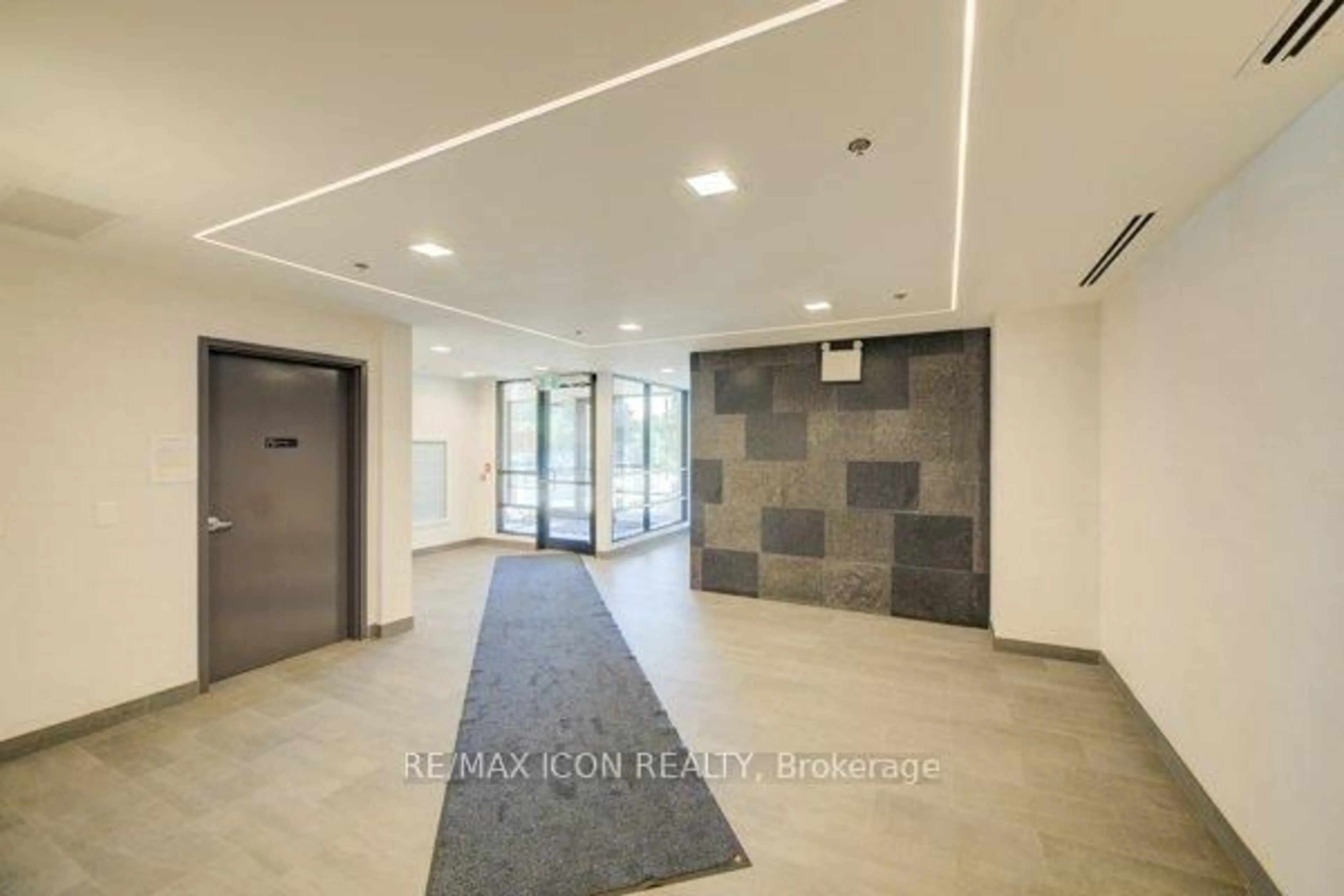 Indoor foyer for 247 Northfield Dr #502, Waterloo Ontario N2K 0H1