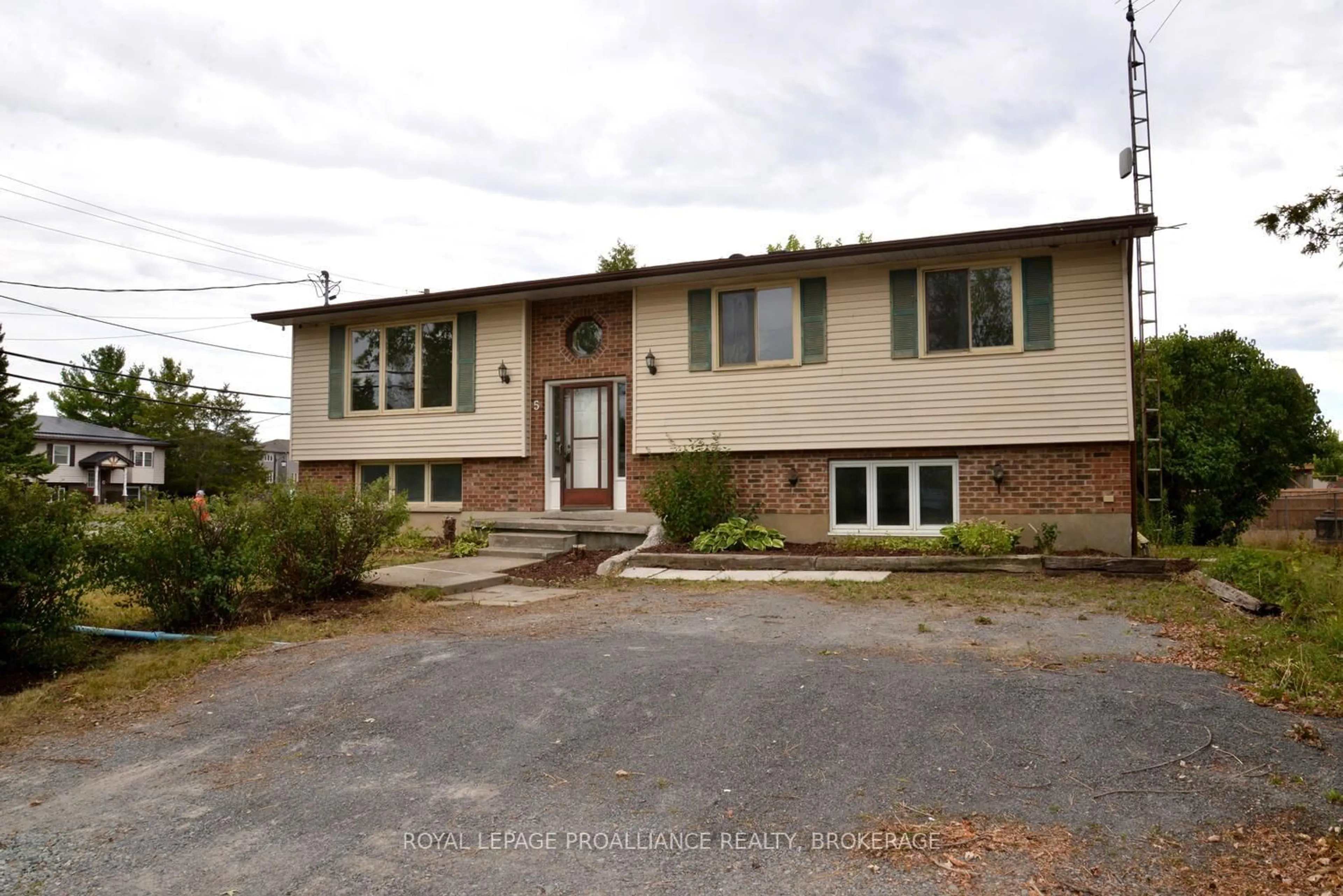 Unknown for 5 South St, Bissett Creek Ontario K0H 2H0