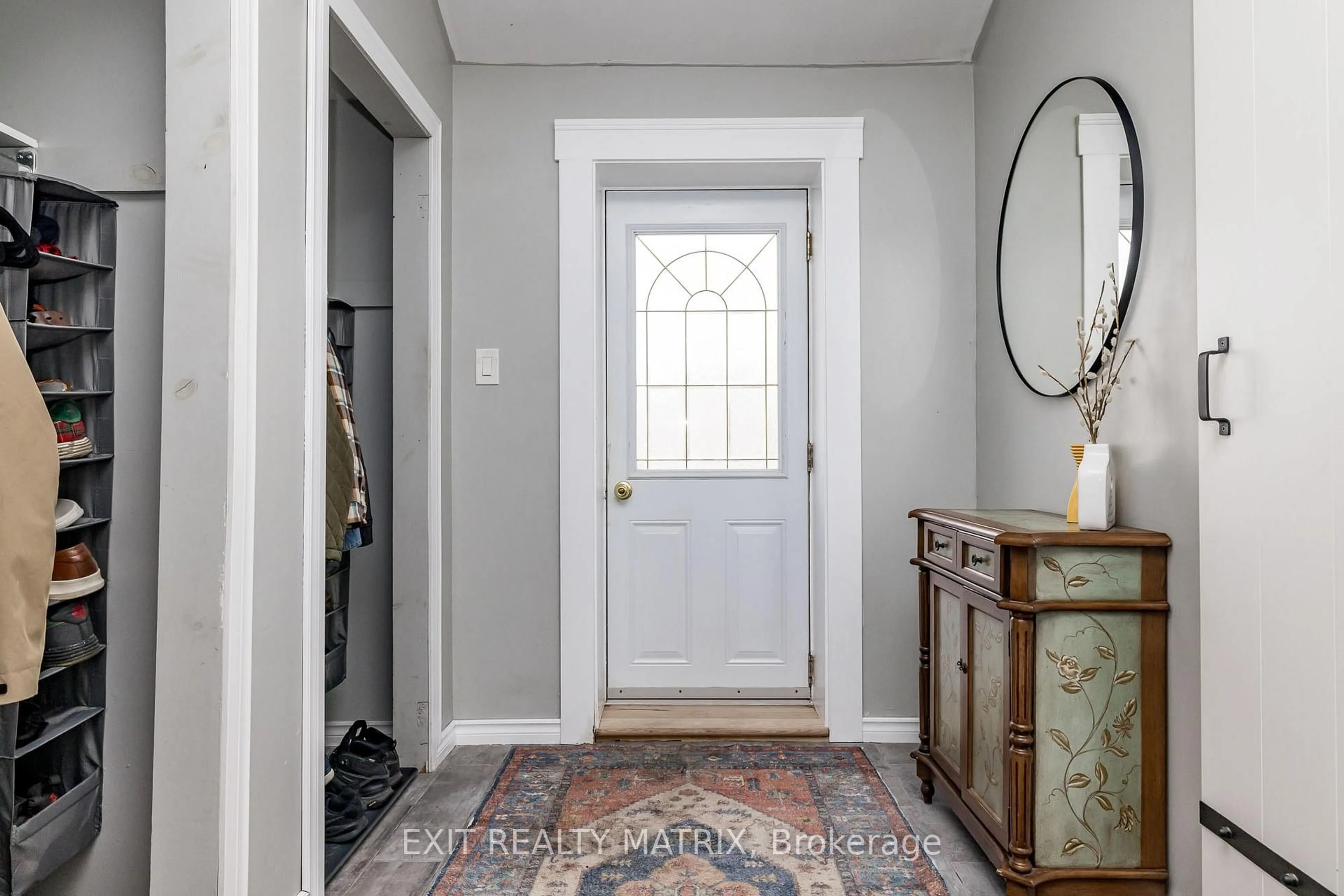 Indoor entryway for 107 George St, Lanark Ontario K0G 1K0
