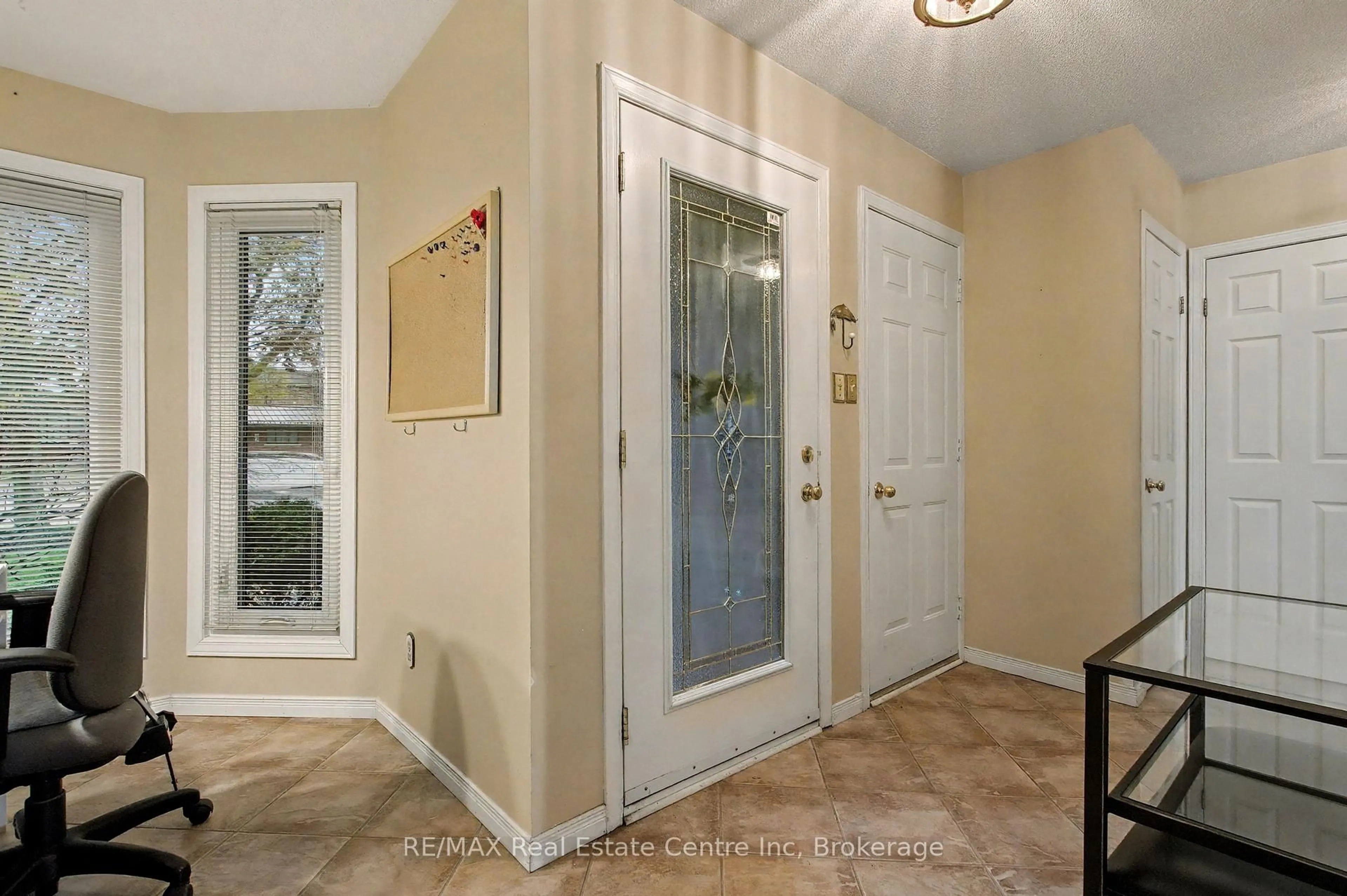 Indoor entryway for 5 Marilyn Dr, Guelph Ontario N1H 1G9