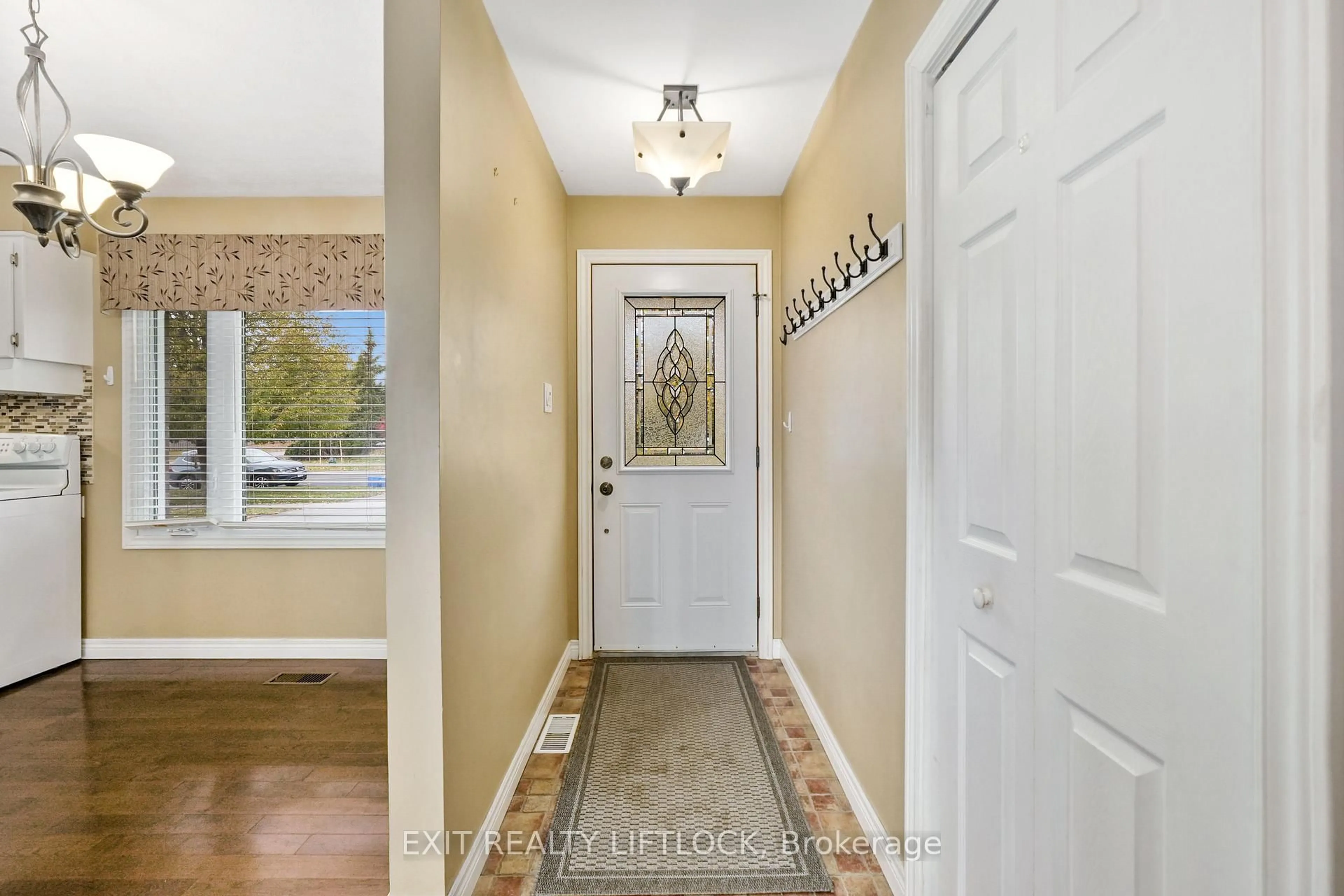 Indoor entryway for 1252 Royal Dr, Peterborough Ontario K9H 6R5