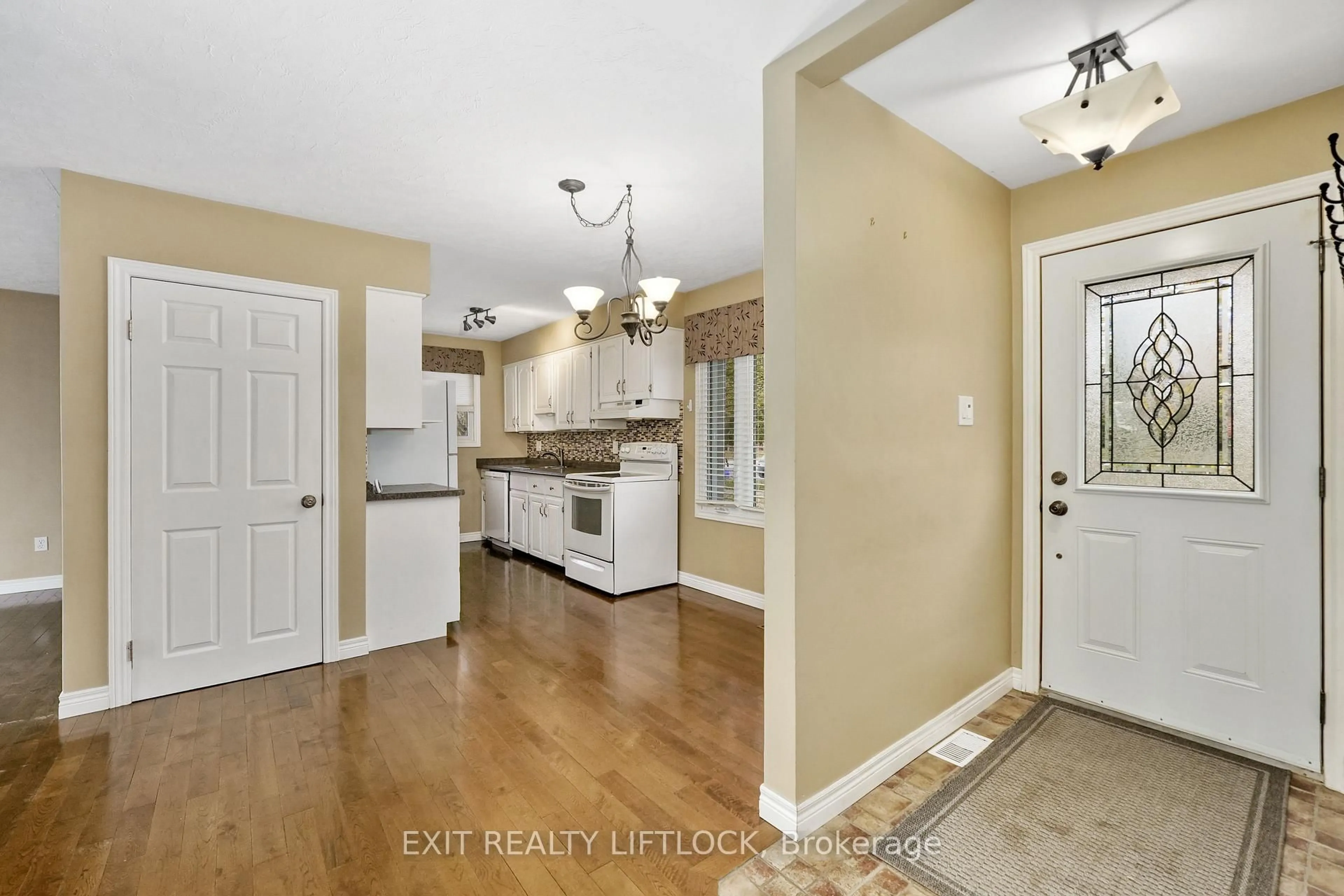 Indoor entryway for 1252 Royal Dr, Peterborough Ontario K9H 6R5
