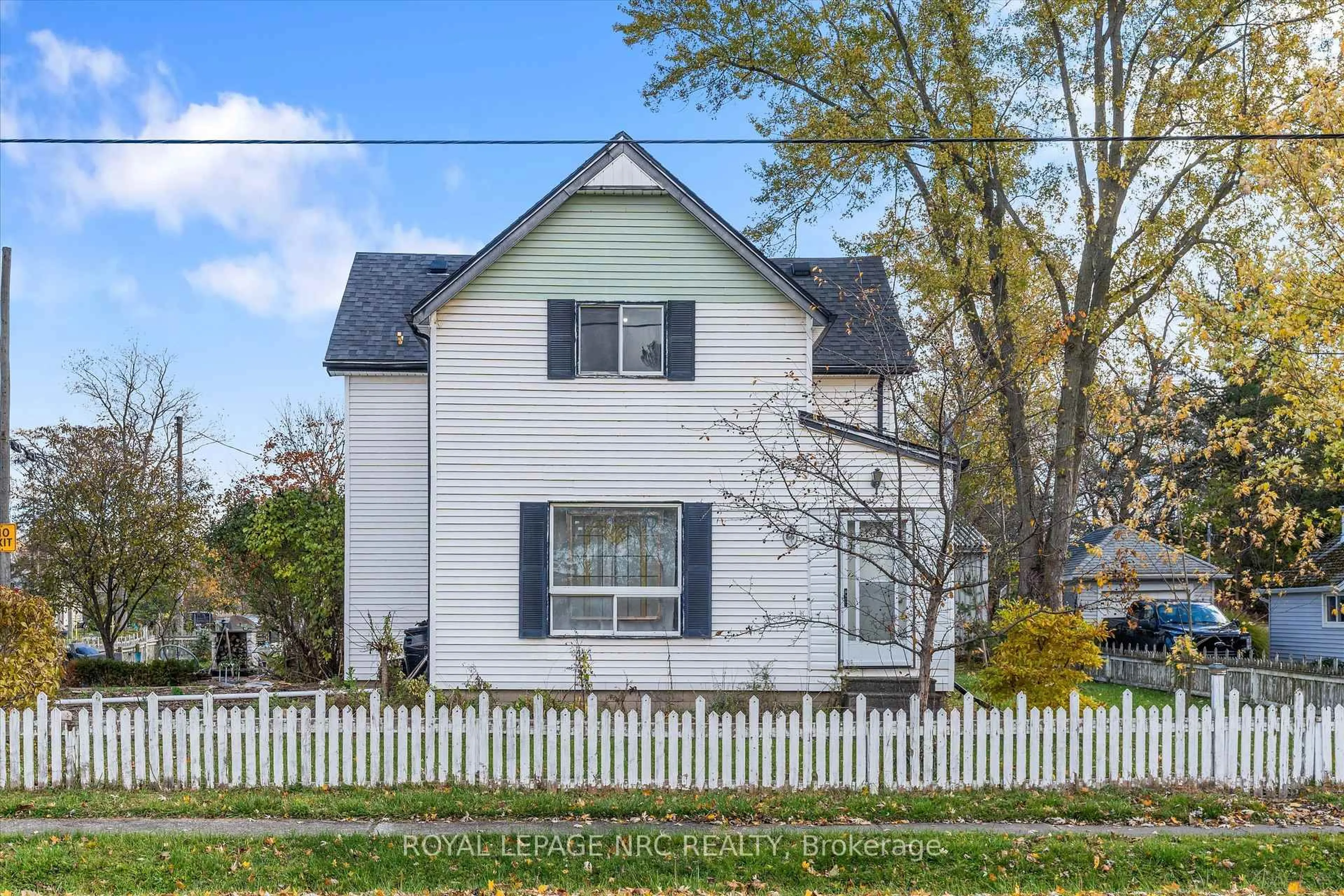 Home with vinyl exterior material, street for 66 South St, Thorold Ontario L0S 1K0