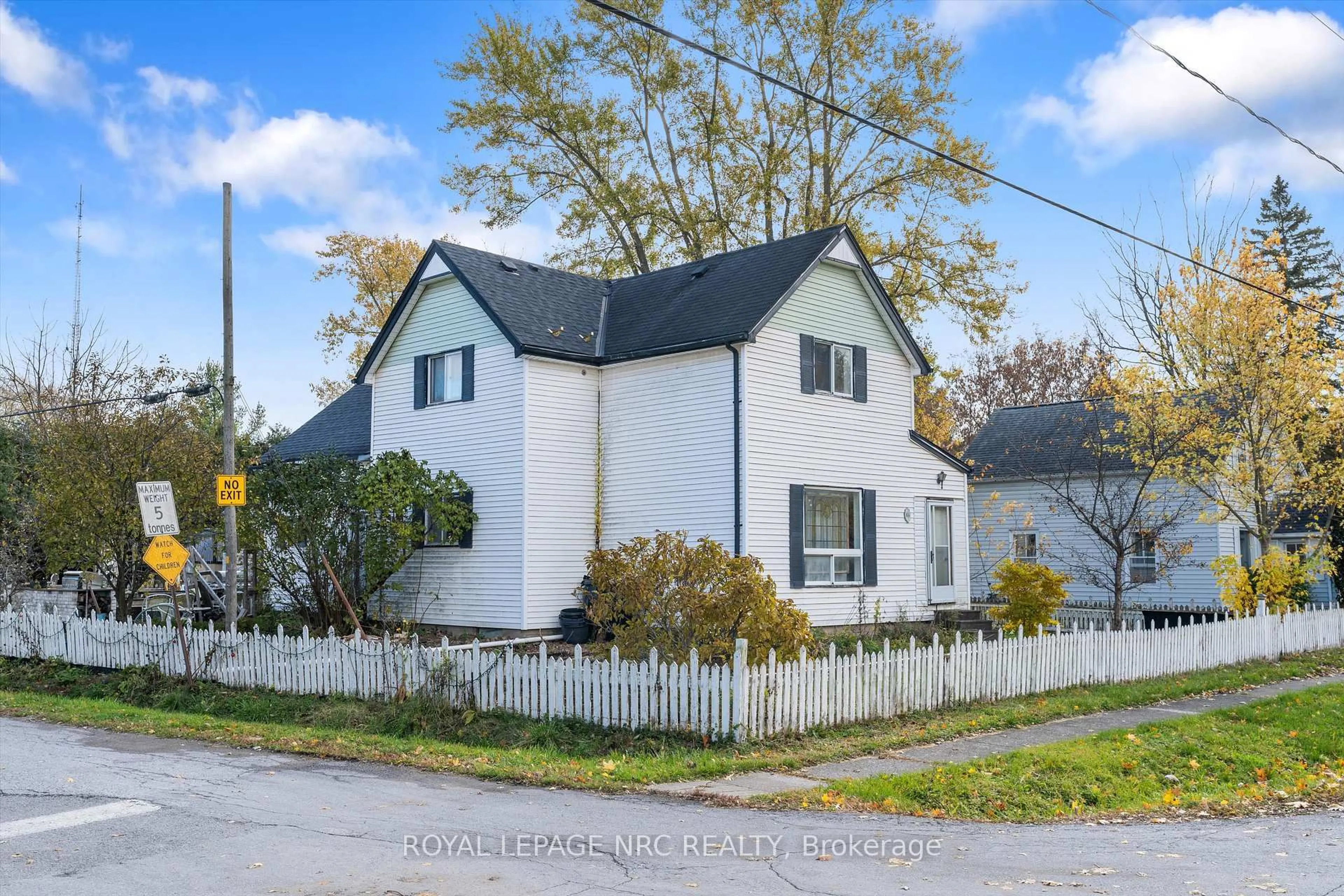 A pic from outside/outdoor area/front of a property/back of a property/a pic from drone, street for 66 South St, Thorold Ontario L0S 1K0