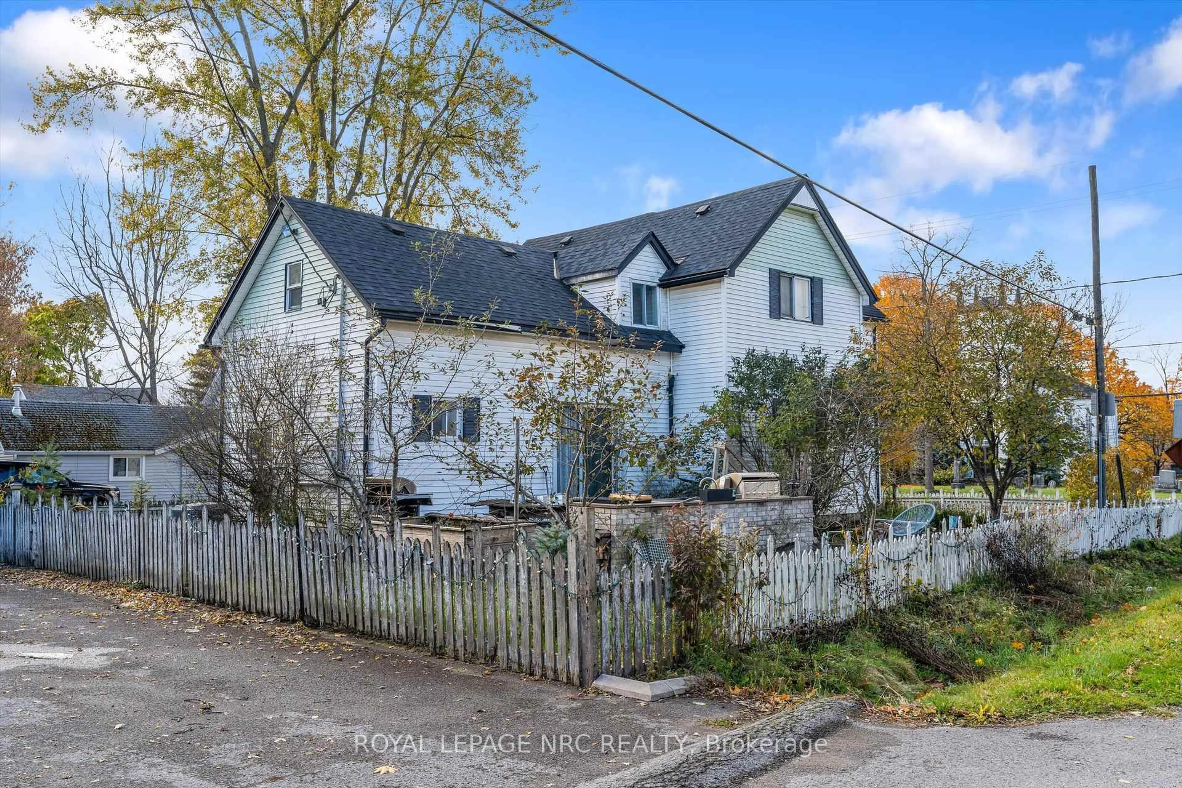 A pic from outside/outdoor area/front of a property/back of a property/a pic from drone, street for 66 South St, Thorold Ontario L0S 1K0