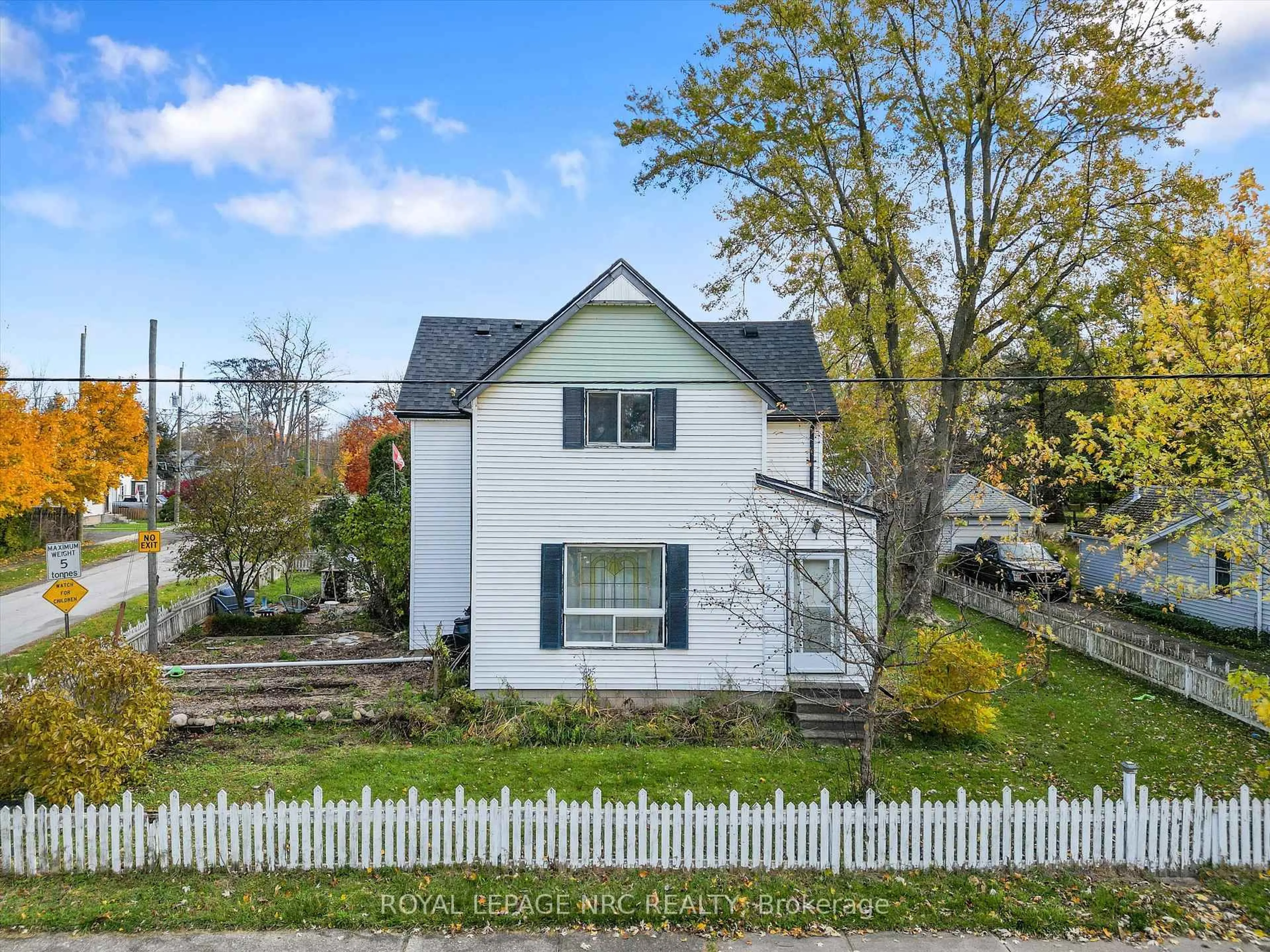A pic from outside/outdoor area/front of a property/back of a property/a pic from drone, street for 66 South St, Thorold Ontario L0S 1K0