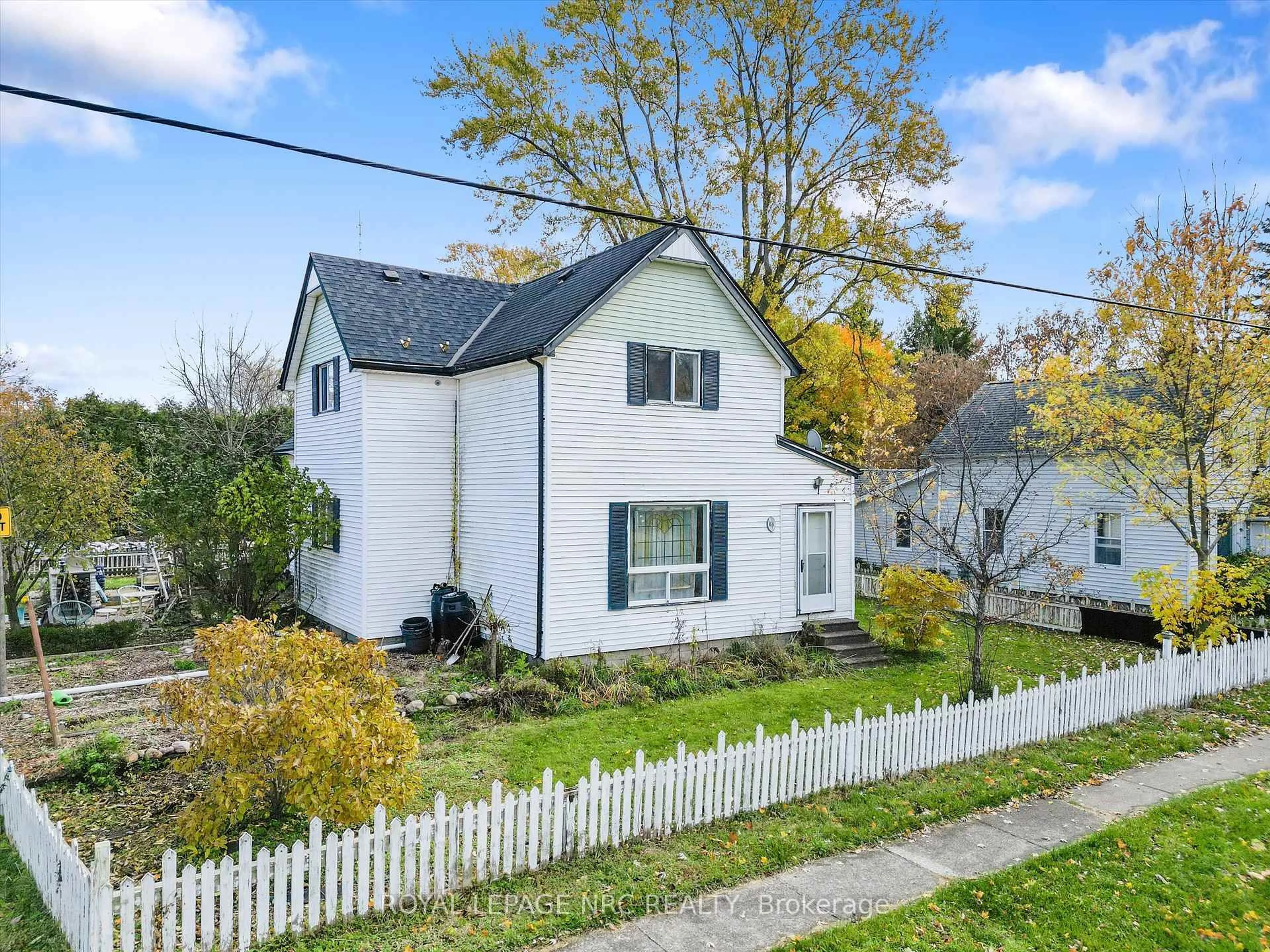 A pic from outside/outdoor area/front of a property/back of a property/a pic from drone, street for 66 South St, Thorold Ontario L0S 1K0