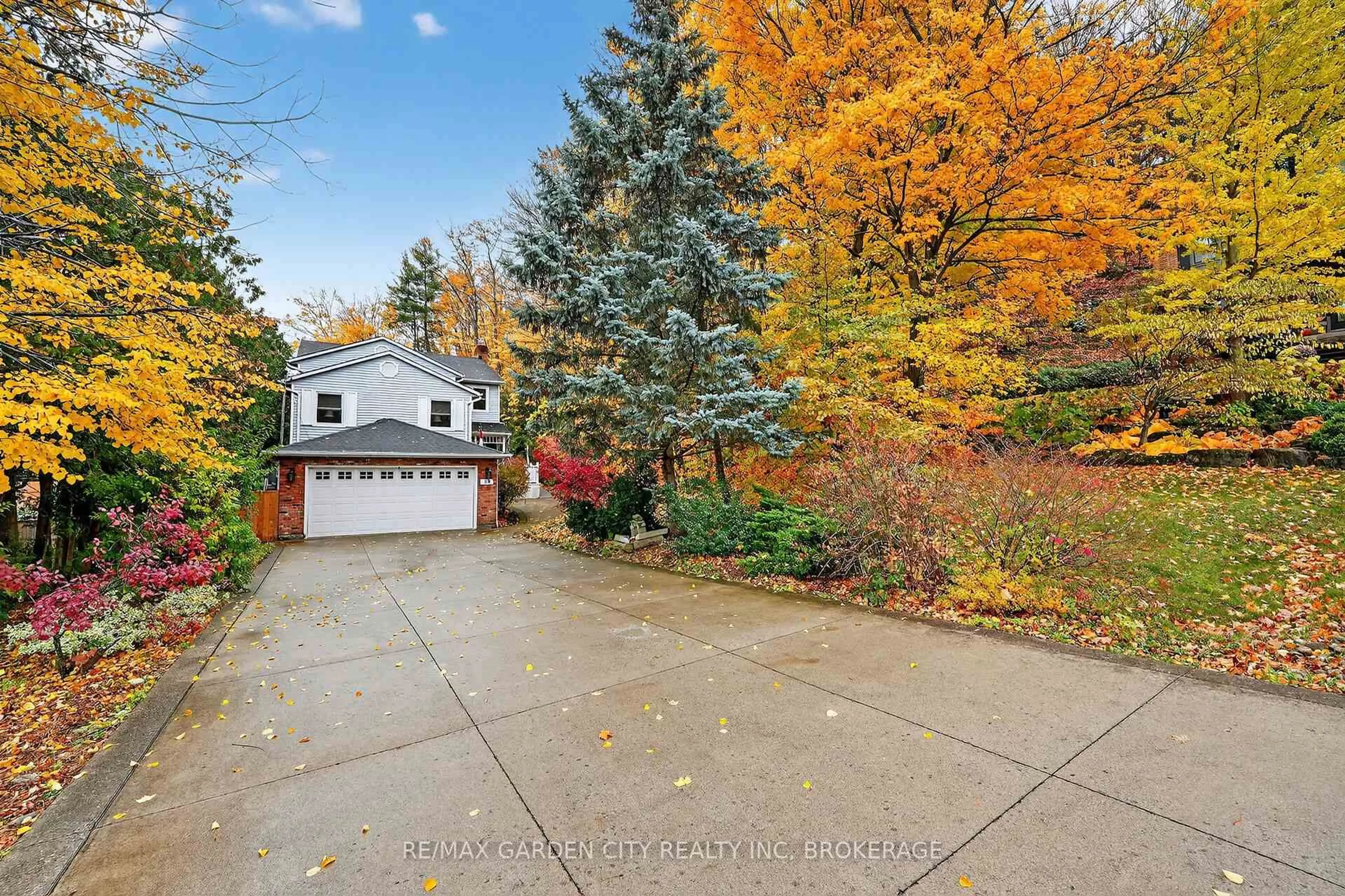 A pic from outside/outdoor area/front of a property/back of a property/a pic from drone, street for 39 Orchard Pkwy, Grimsby Ontario L3M 3B1