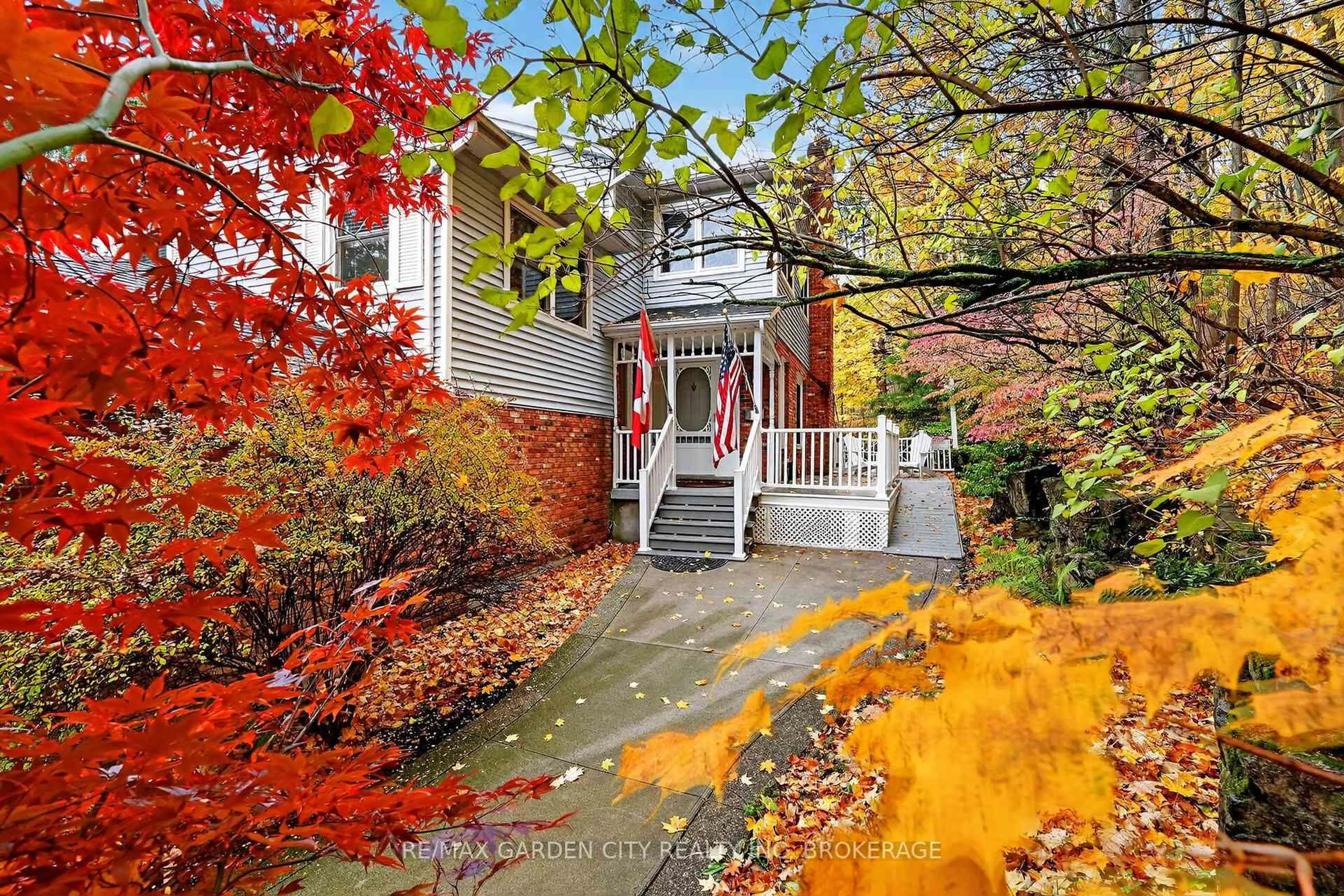 Stairs for 39 Orchard Pkwy, Grimsby Ontario L3M 3B1