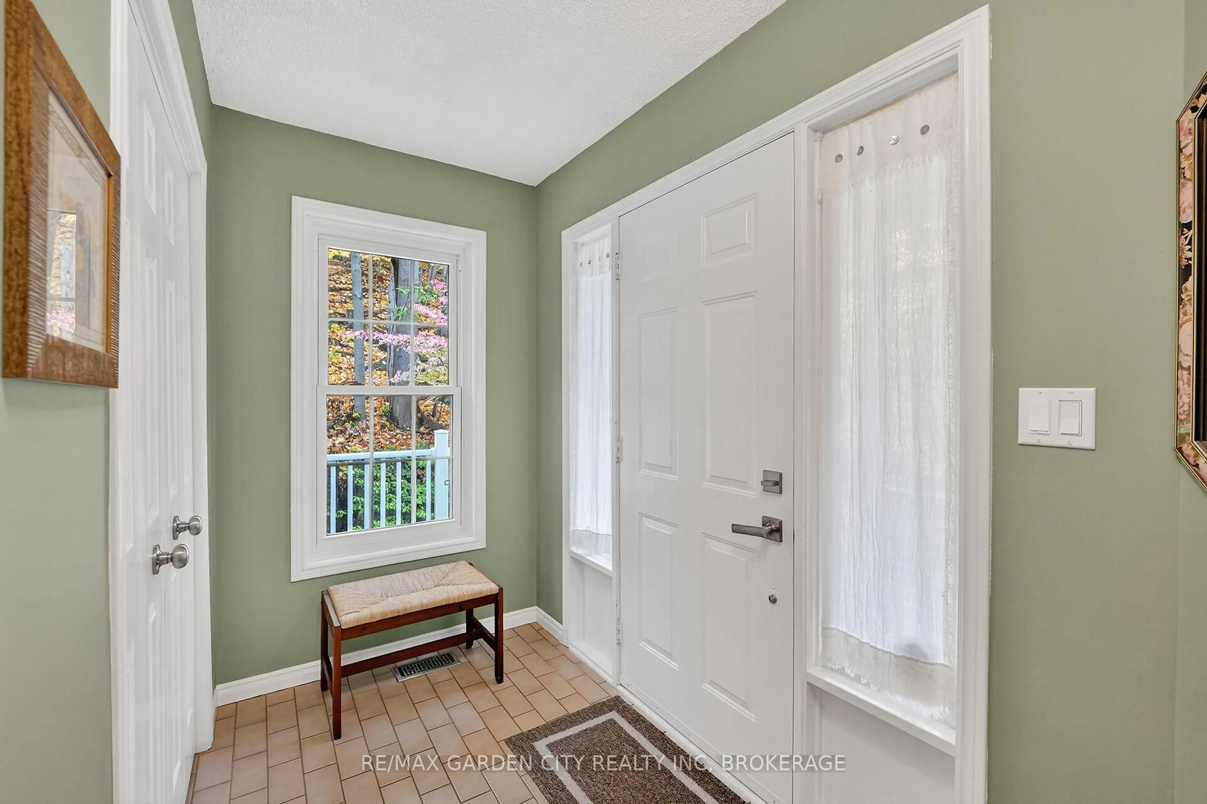 Indoor entryway for 39 Orchard Pkwy, Grimsby Ontario L3M 3B1