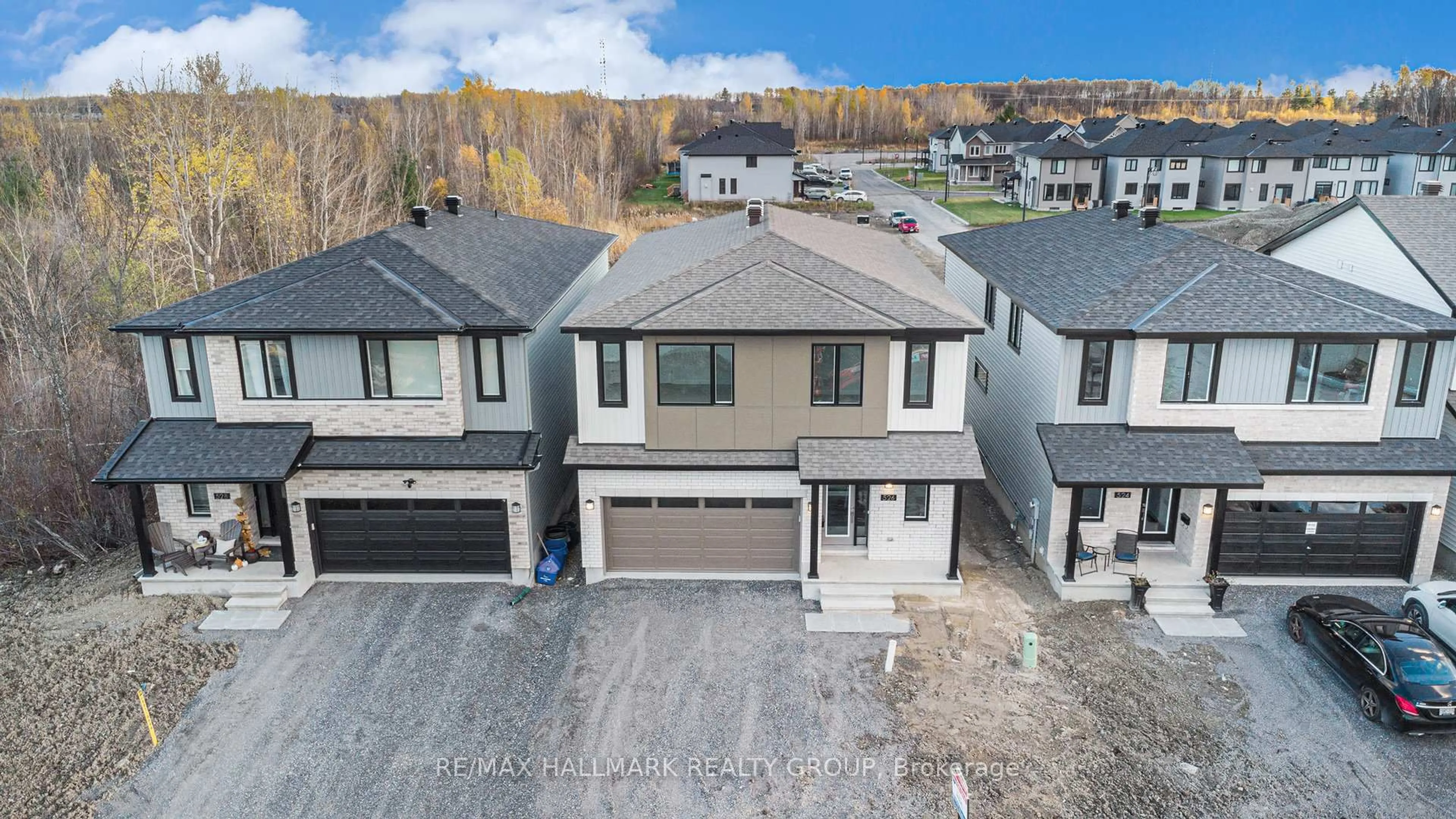 A pic from outside/outdoor area/front of a property/back of a property/a pic from drone, street for 526 Reflection St, Orleans Ontario K1W 0S8