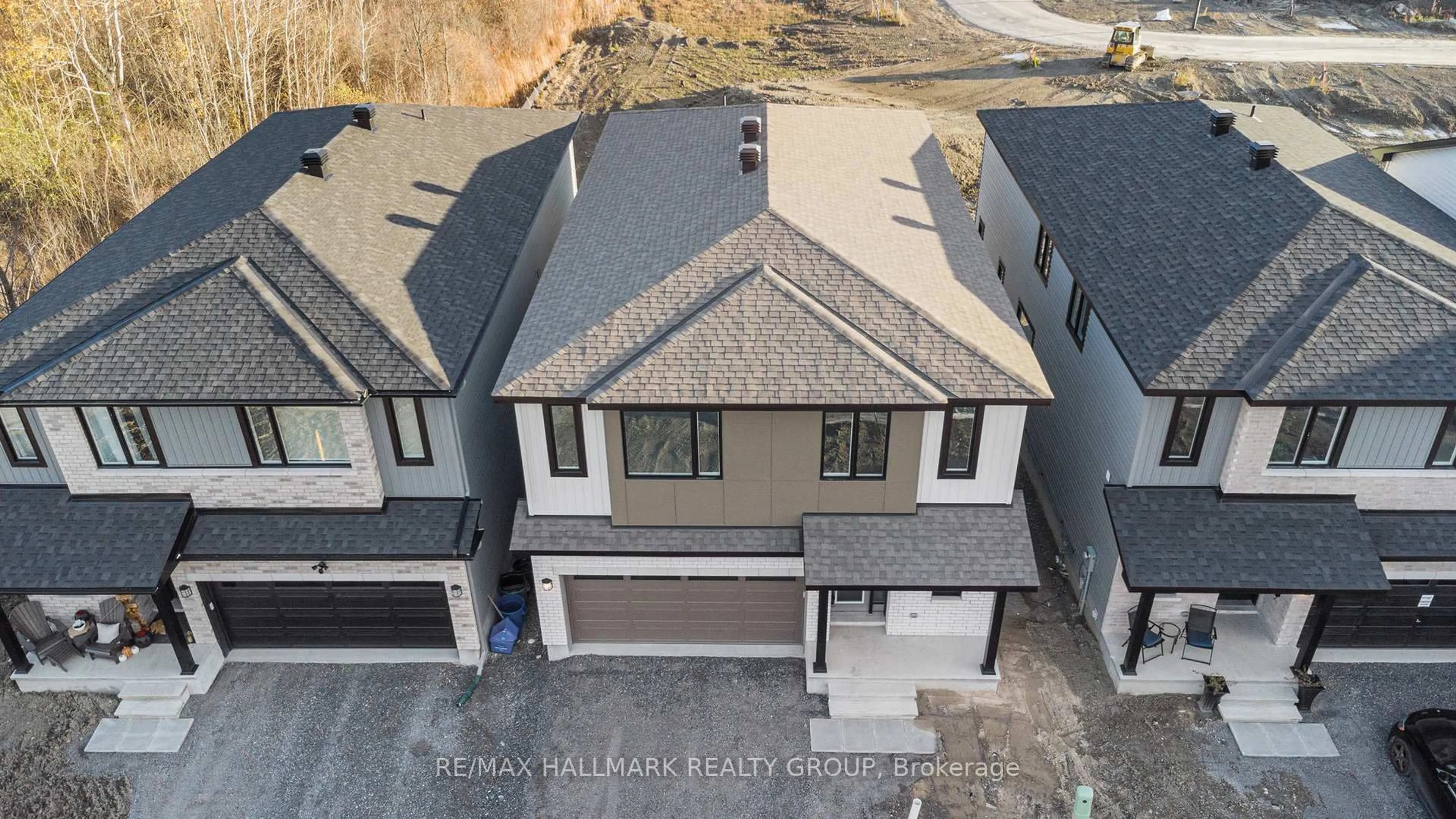 A pic from outside/outdoor area/front of a property/back of a property/a pic from drone, street for 526 Reflection St, Orleans Ontario K1W 0S8