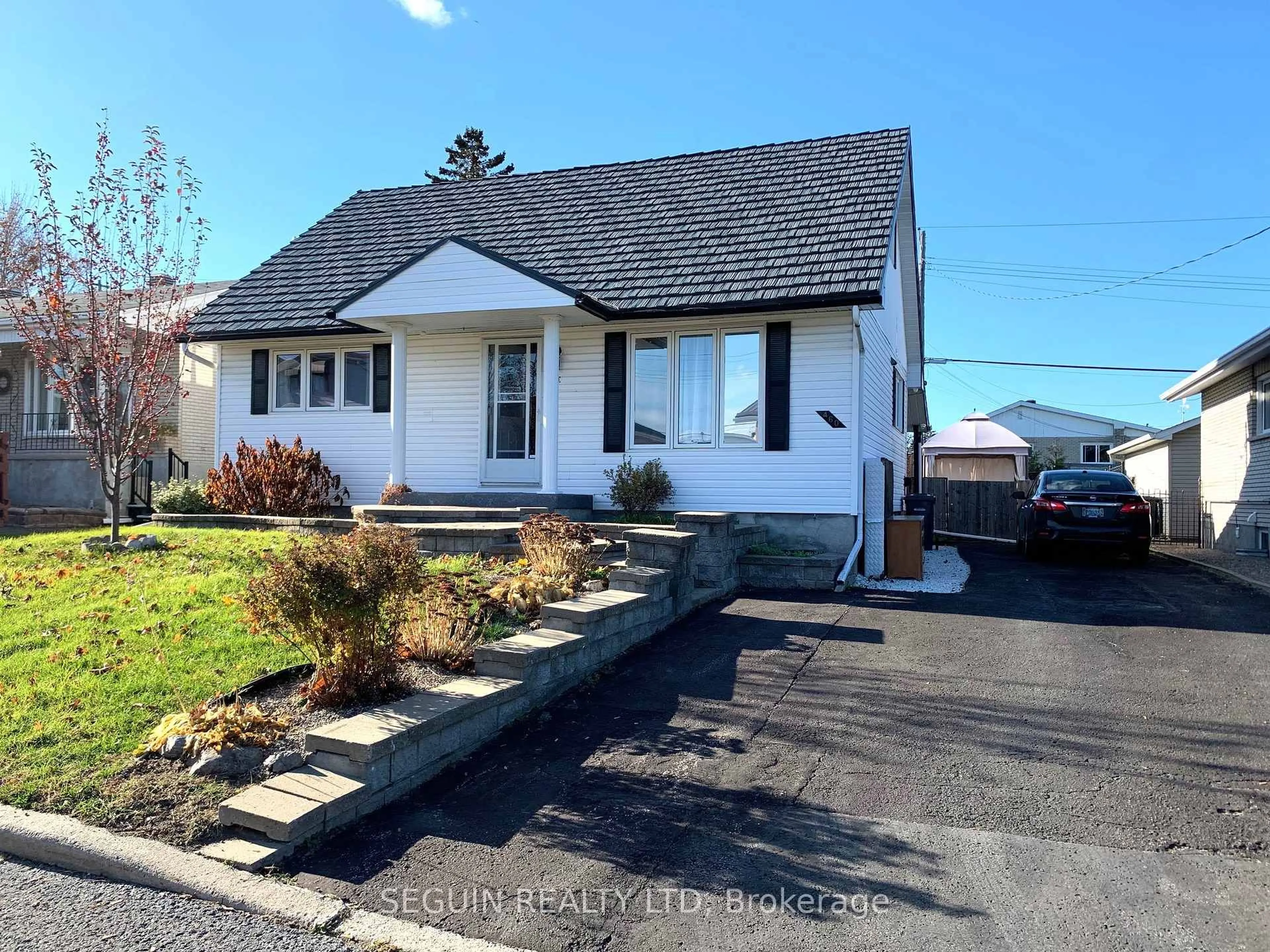 A pic from outside/outdoor area/front of a property/back of a property/a pic from drone, street for 460 Theriault St, Hawkesbury Ontario K6A 1Z3