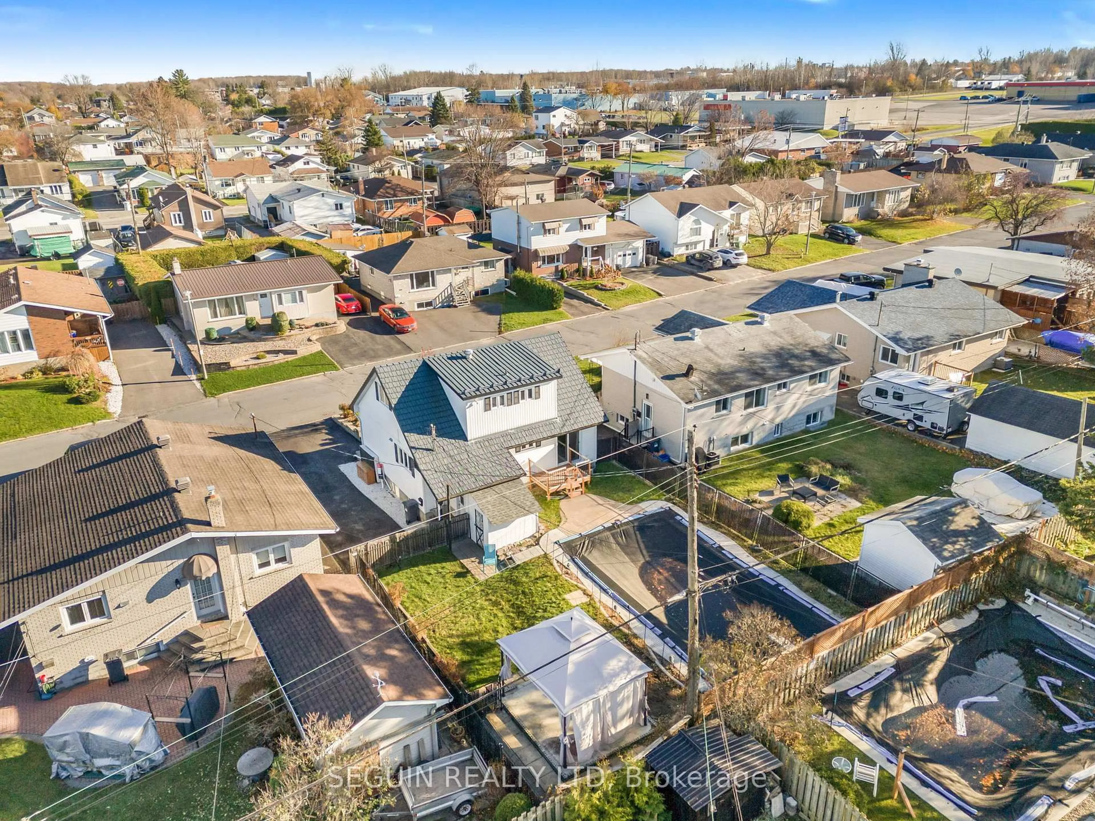 A pic from outside/outdoor area/front of a property/back of a property/a pic from drone, street for 460 Theriault St, Hawkesbury Ontario K6A 1Z3