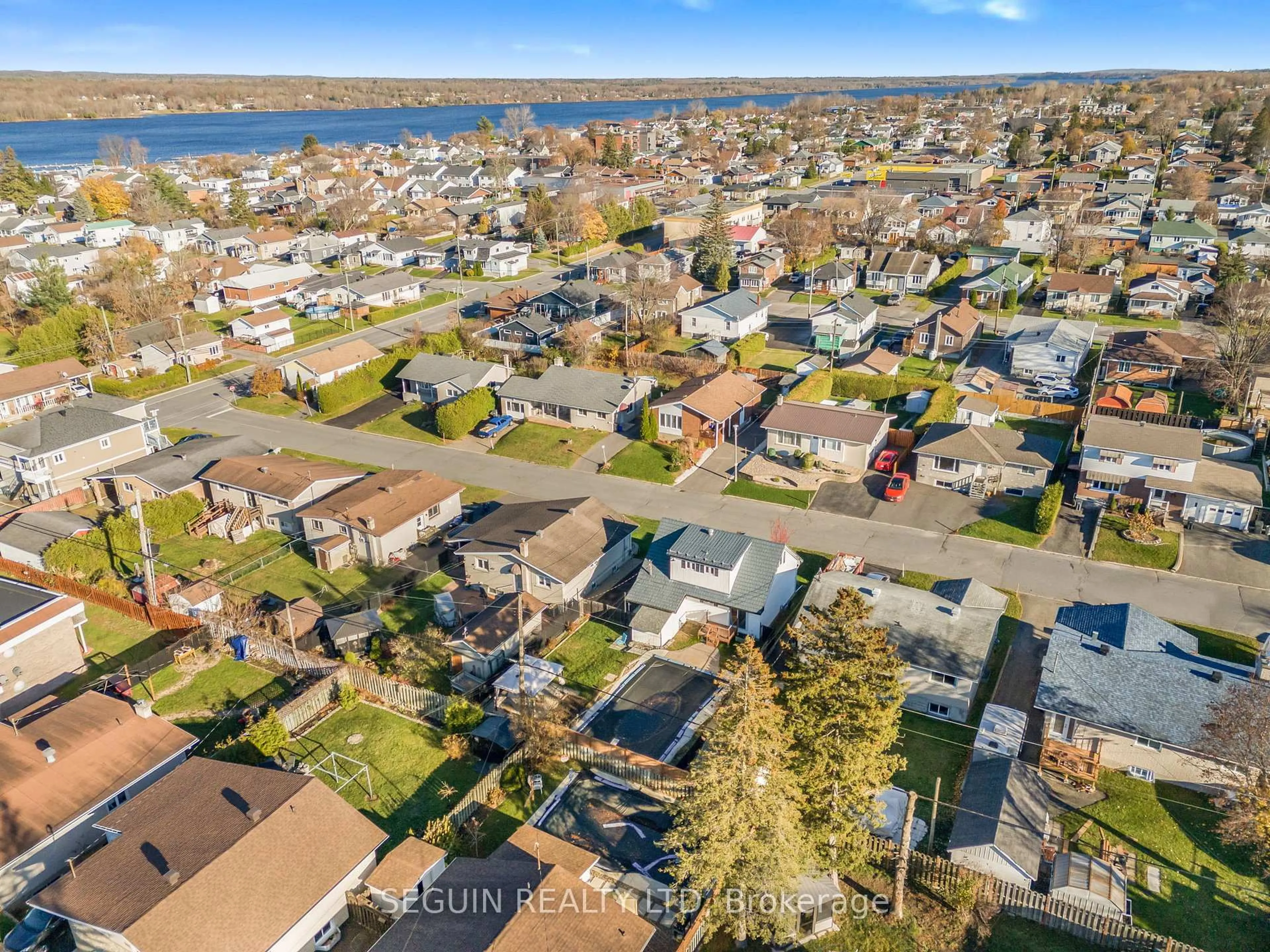 A pic from outside/outdoor area/front of a property/back of a property/a pic from drone, unknown for 460 Theriault St, Hawkesbury Ontario K6A 1Z3