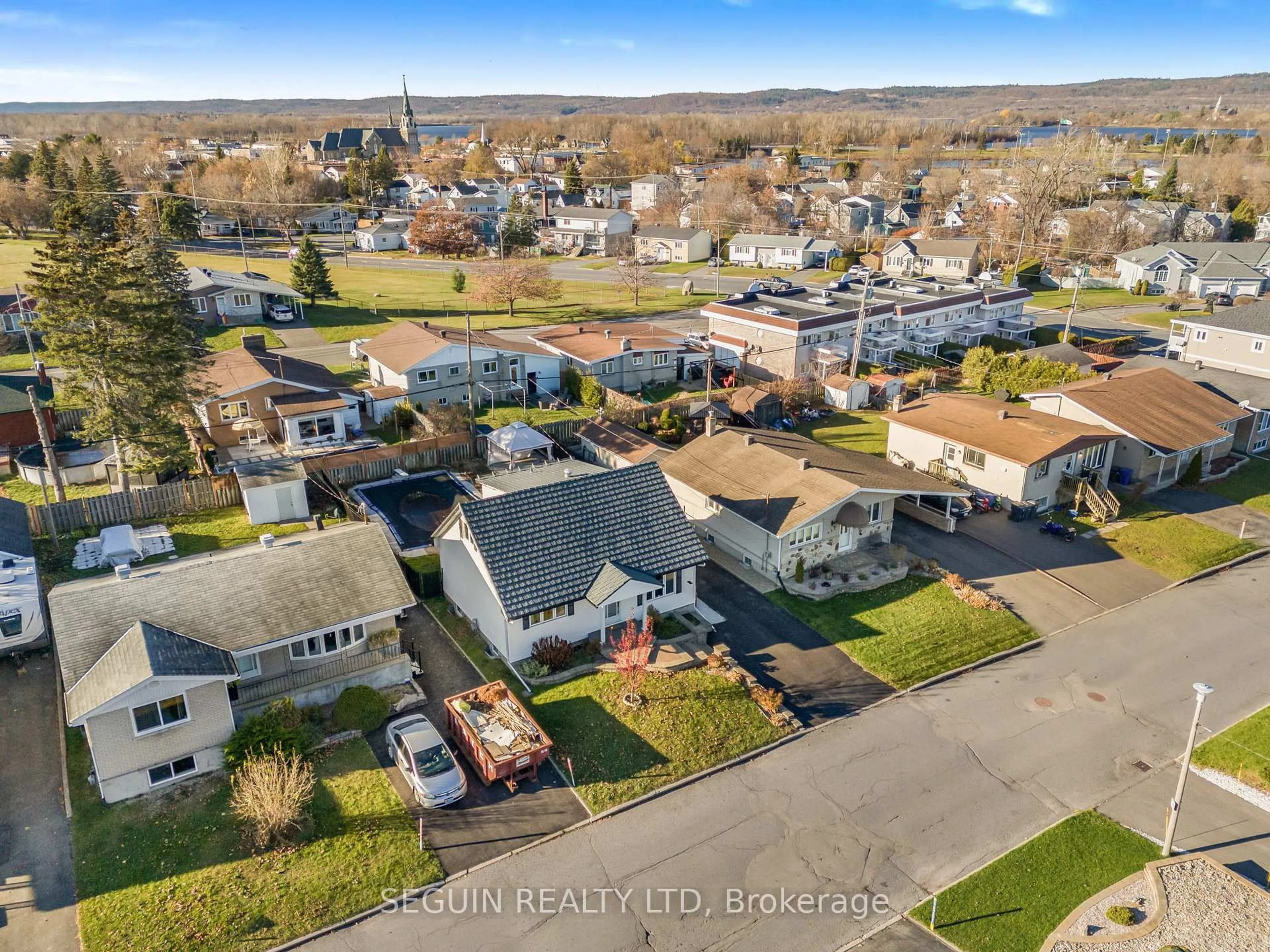 A pic from outside/outdoor area/front of a property/back of a property/a pic from drone, street for 460 Theriault St, Hawkesbury Ontario K6A 1Z3