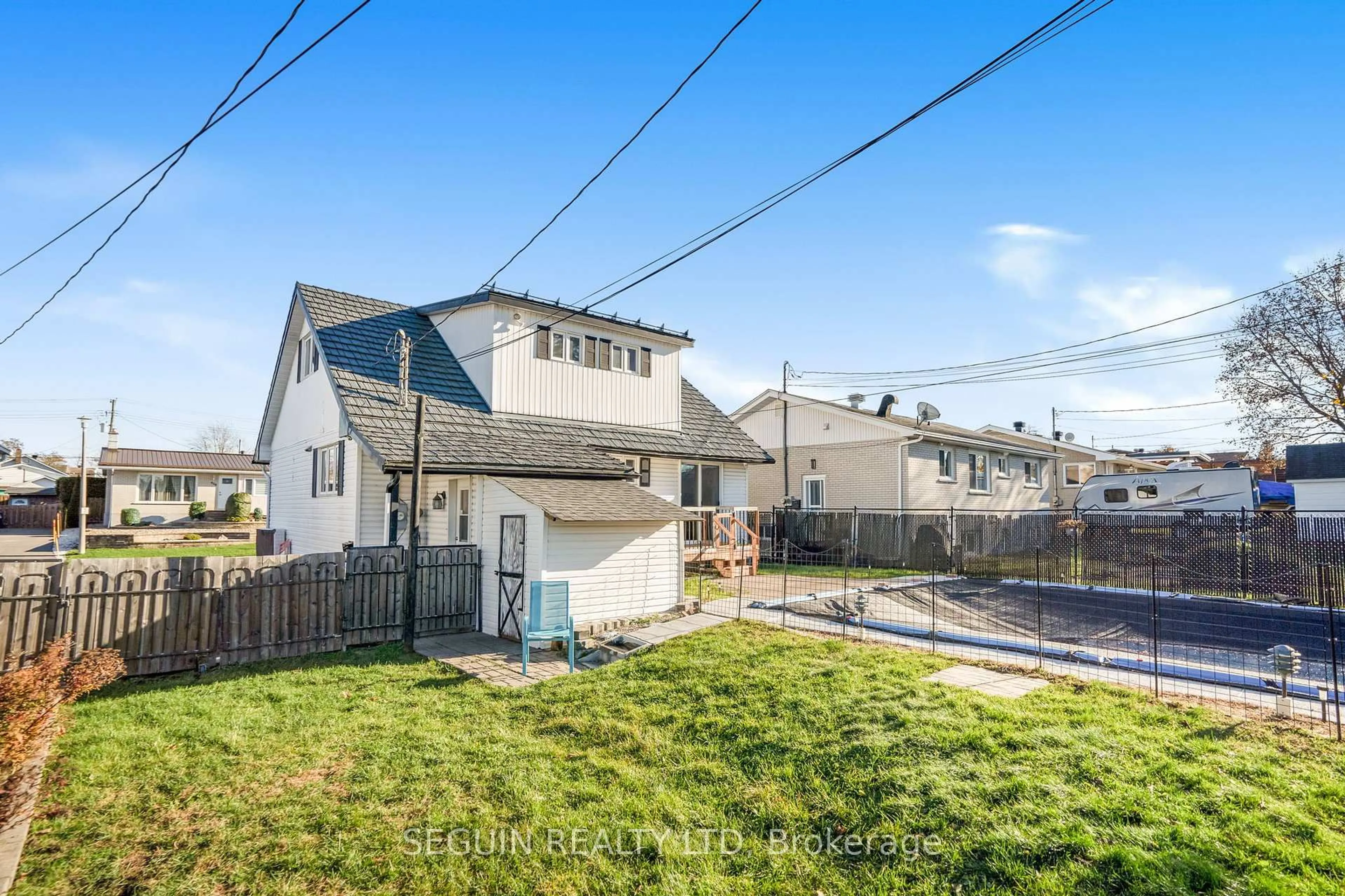 A pic from outside/outdoor area/front of a property/back of a property/a pic from drone, street for 460 Theriault St, Hawkesbury Ontario K6A 1Z3