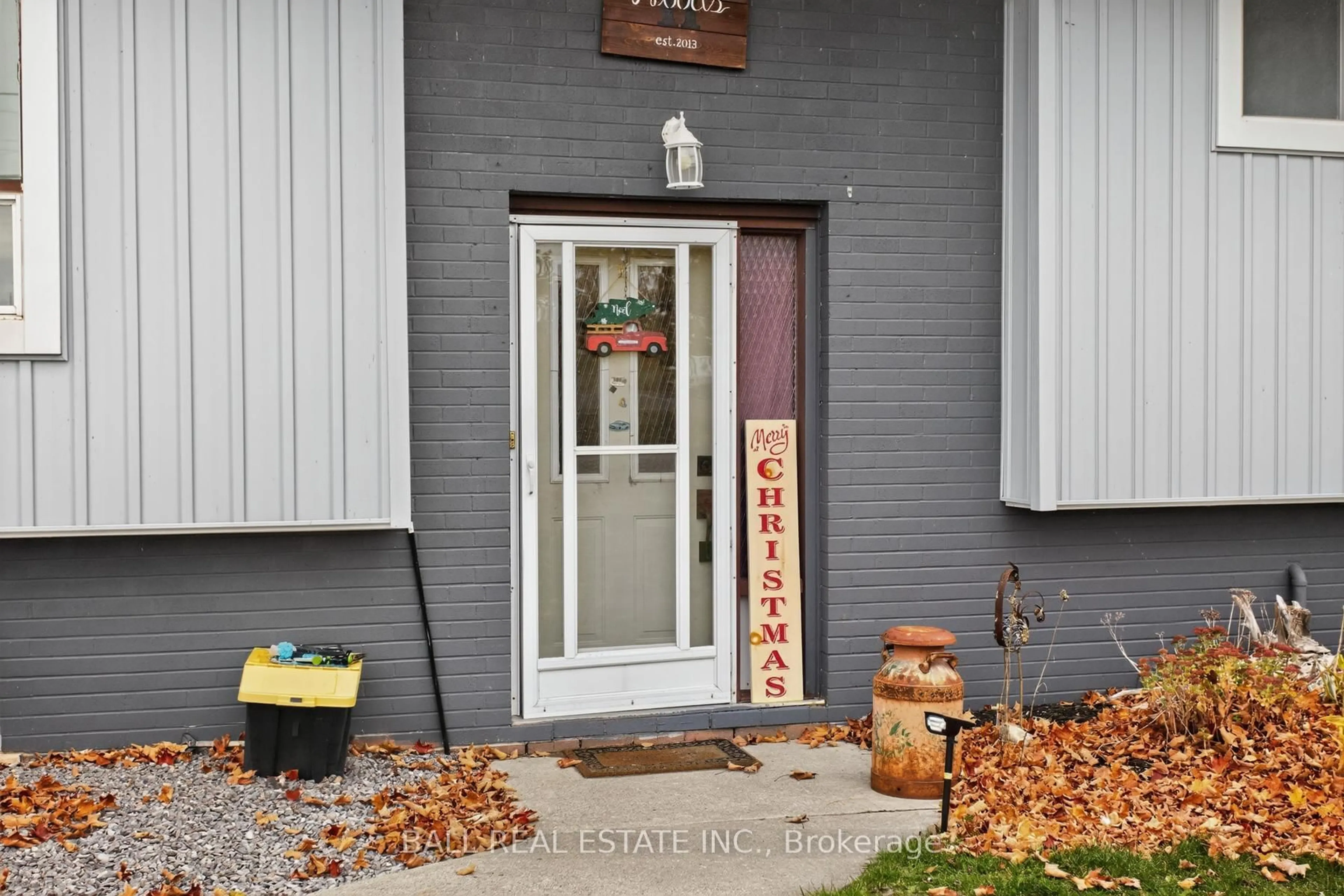 Indoor entryway for 1688 Tara Rd, Selwyn Ontario K9J 6X2