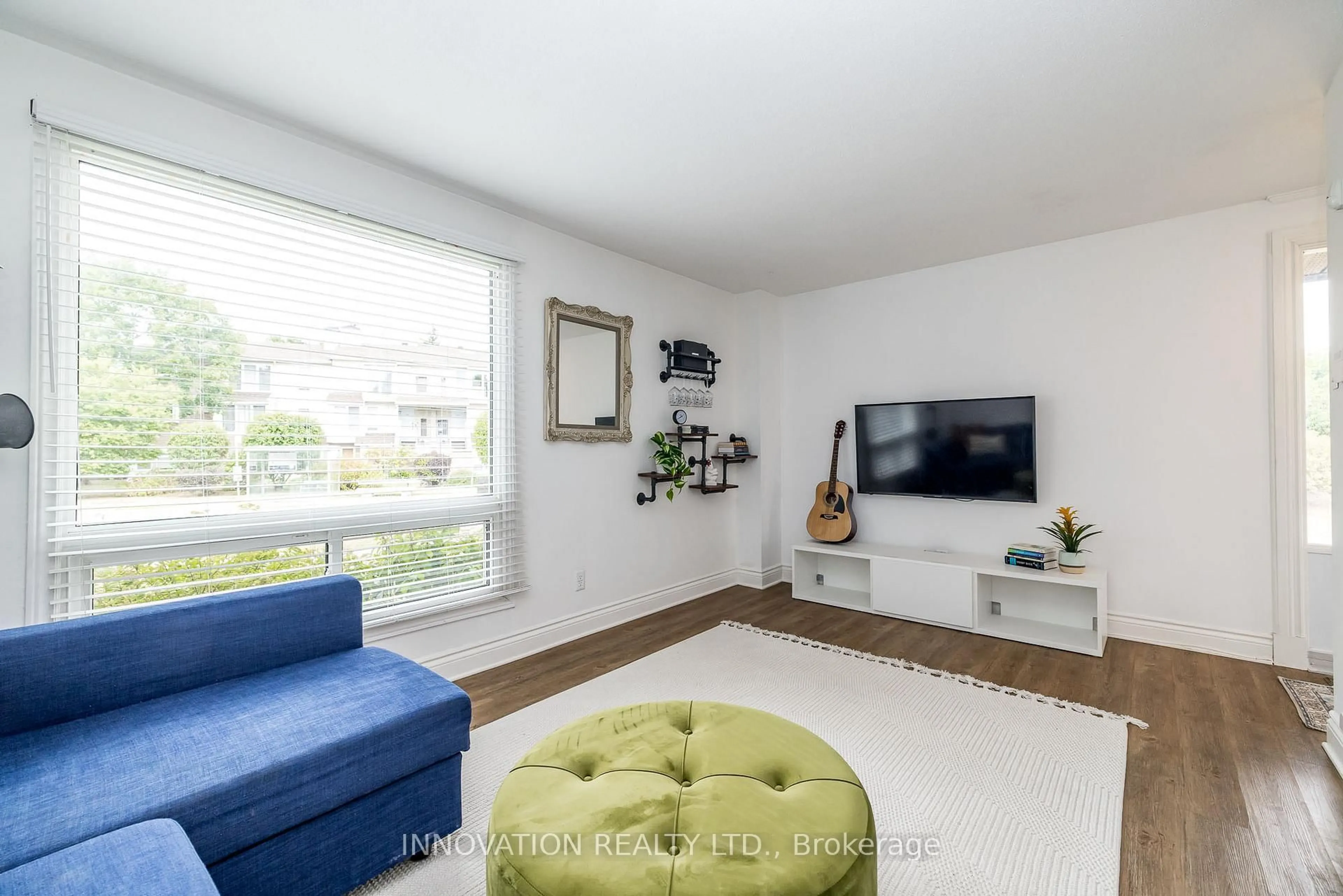 Living room with furniture, unknown for 274 Woodfield Dr, Ottawa Ontario K2G 3W9