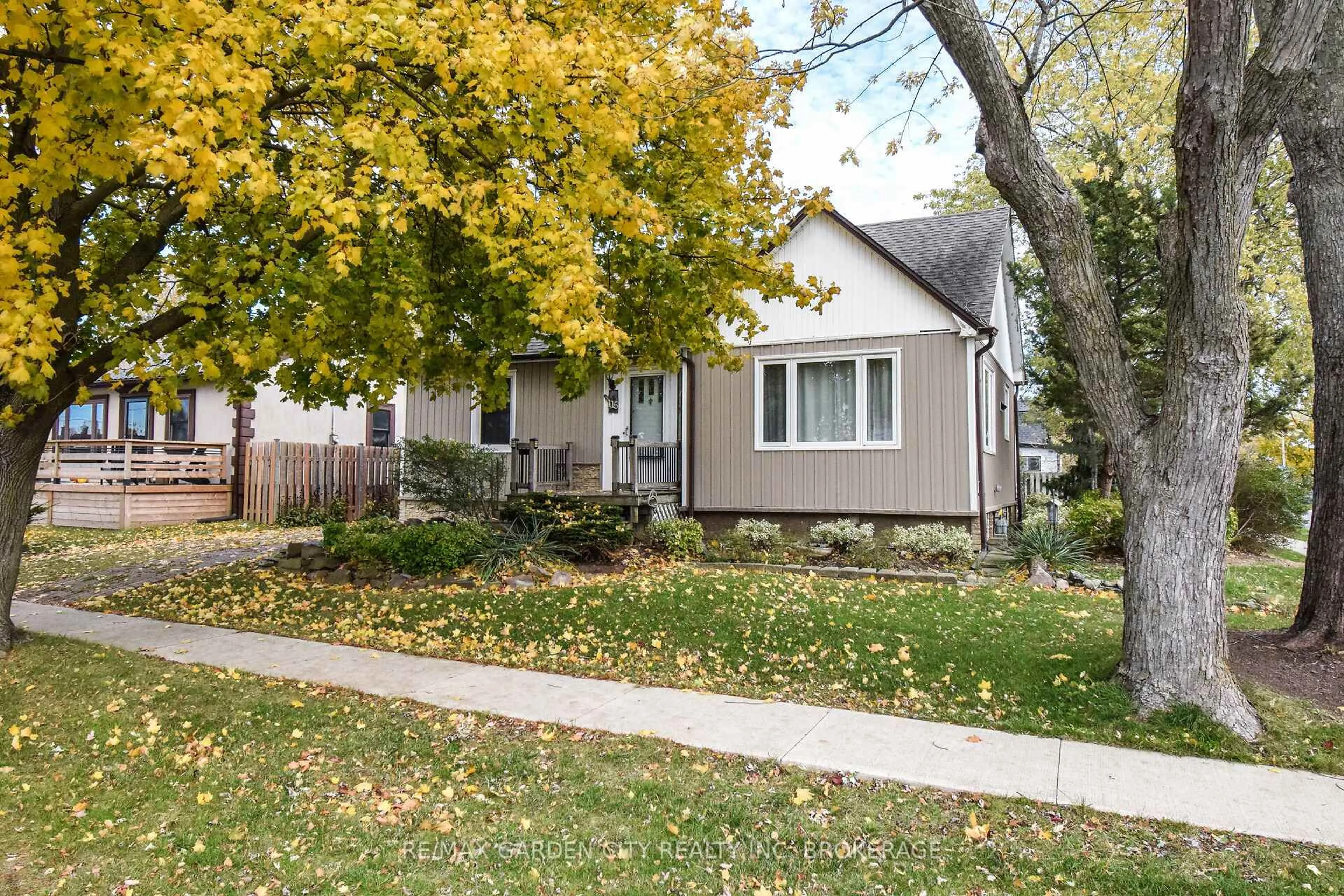 Home with vinyl exterior material, street for 115 Marshall Ave, Welland Ontario L3C 2N1