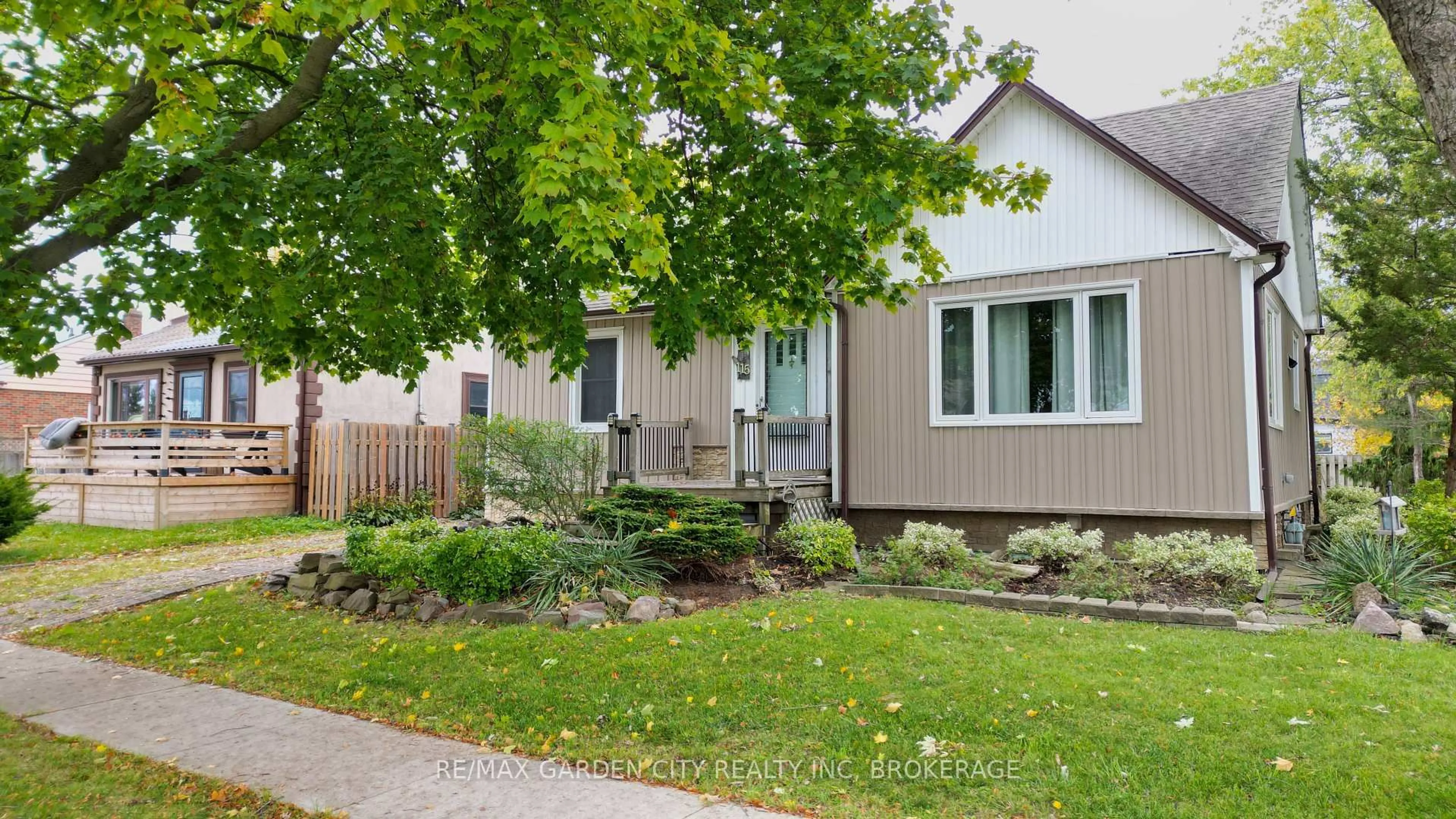 Home with vinyl exterior material, street for 115 Marshall Ave, Welland Ontario L3C 2N1