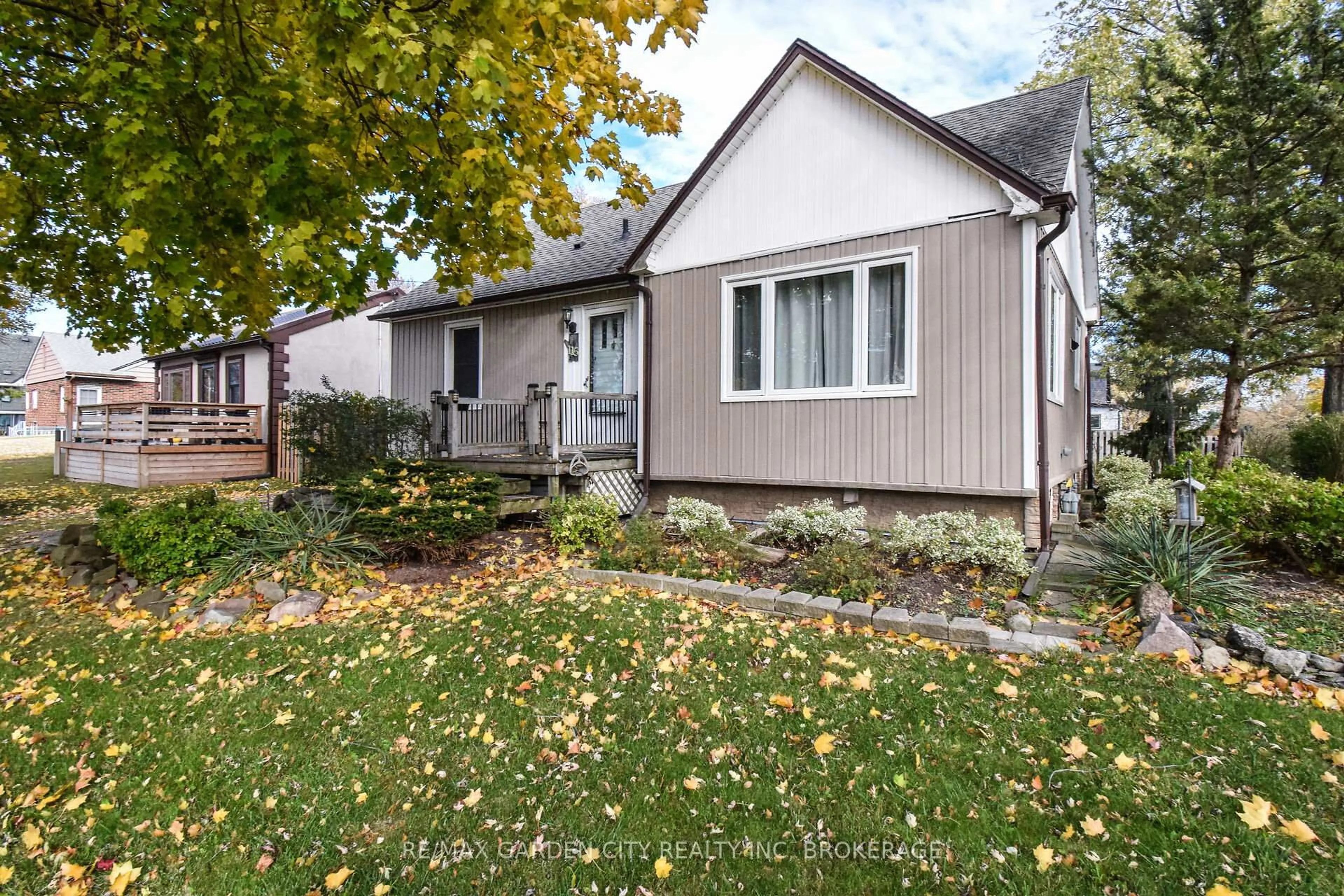 Home with vinyl exterior material, street for 115 Marshall Ave, Welland Ontario L3C 2N1