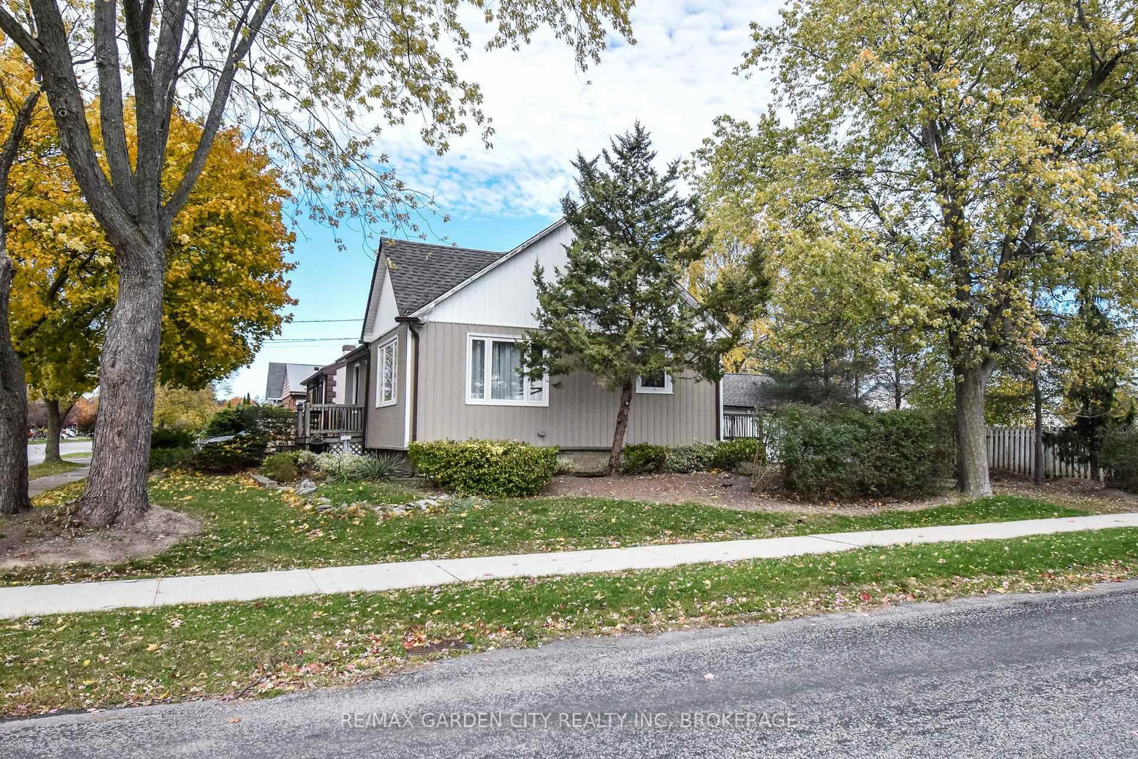 Home with vinyl exterior material, street for 115 Marshall Ave, Welland Ontario L3C 2N1