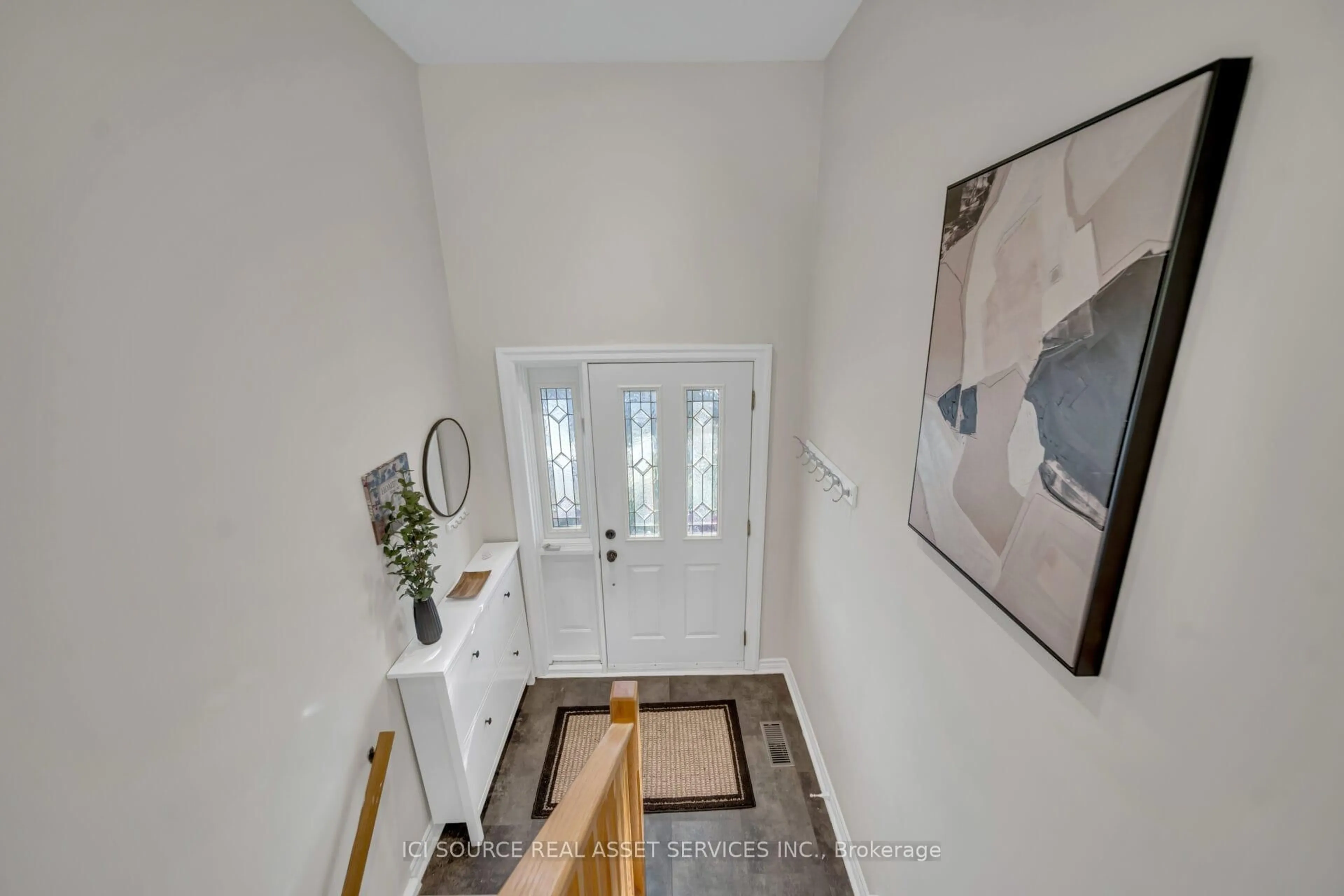 Indoor entryway for 21 Woodridge Dr, Guelph Ontario N1H 7E3