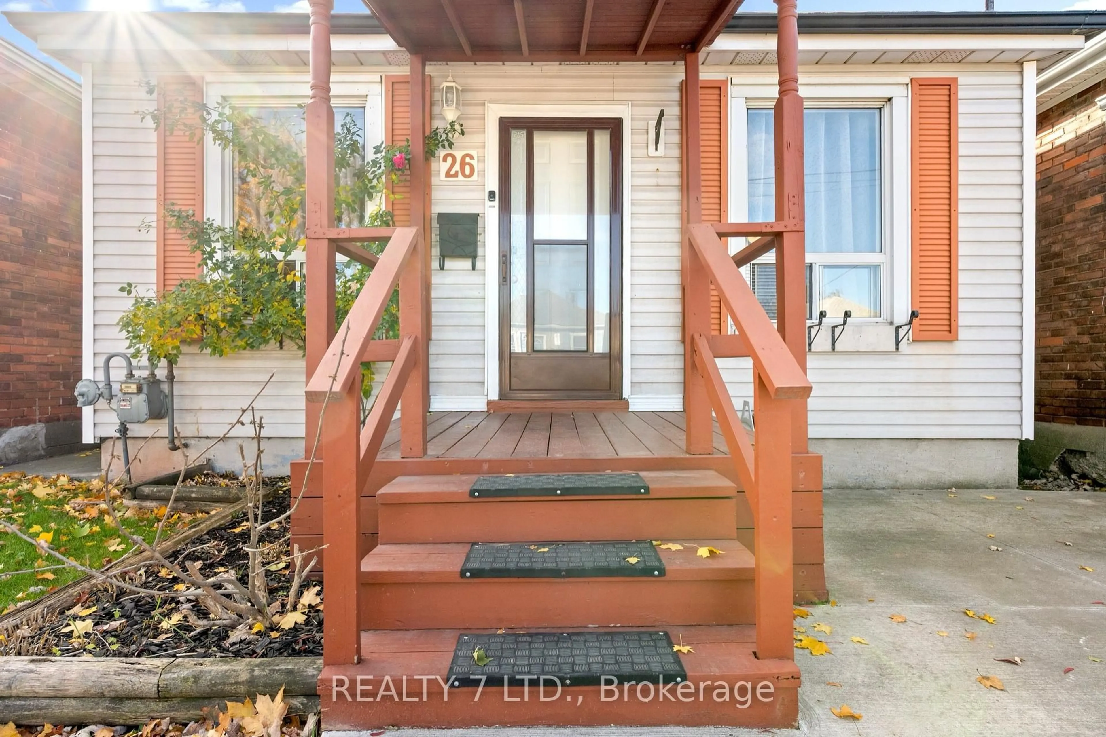Indoor entryway for 26 Harrison Ave, Hamilton Ontario L8H 2Z7