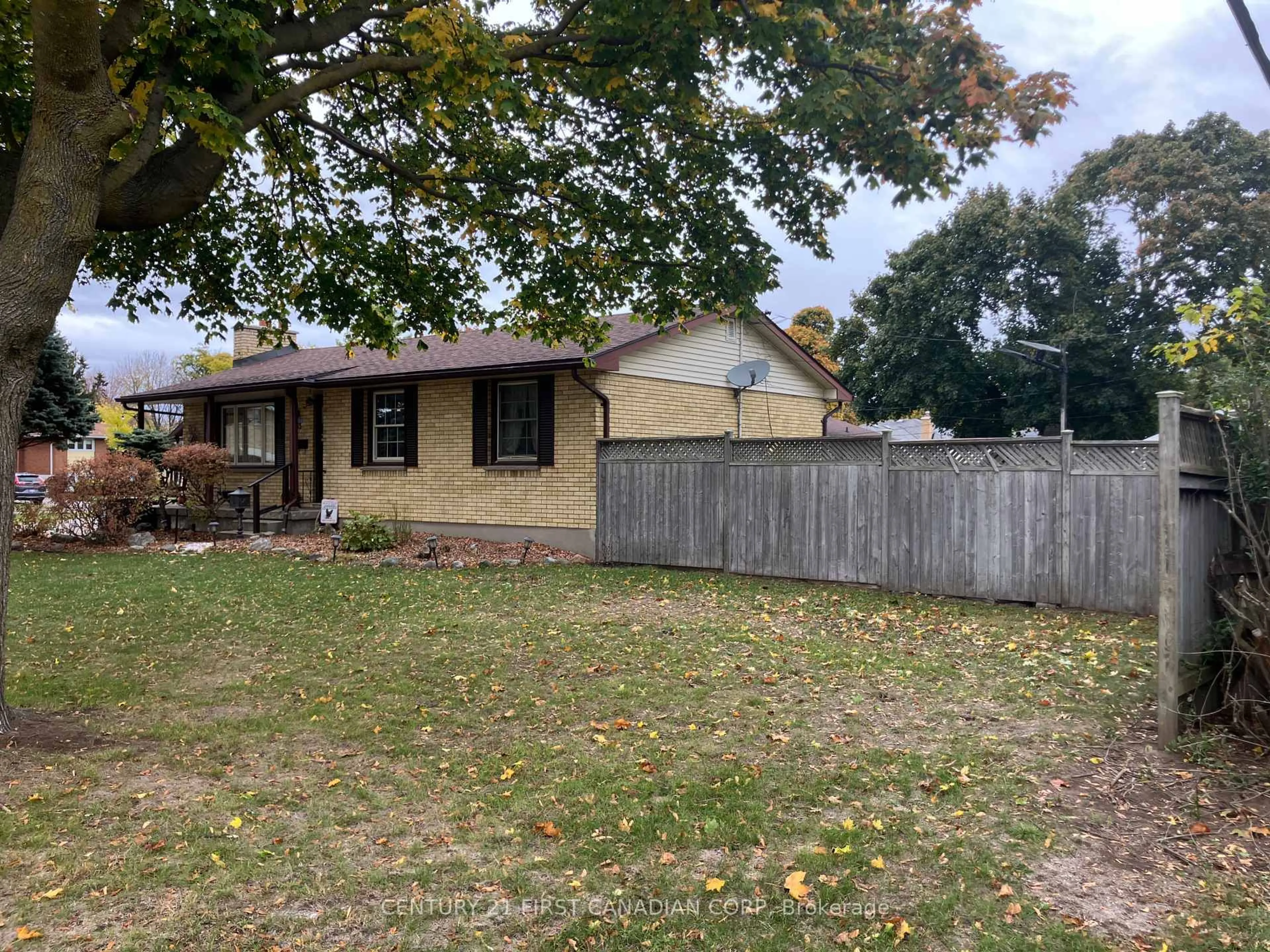 A pic from outside/outdoor area/front of a property/back of a property/a pic from drone, street for 63 Hawkesbury Ave, London East Ontario N5V 2K2
