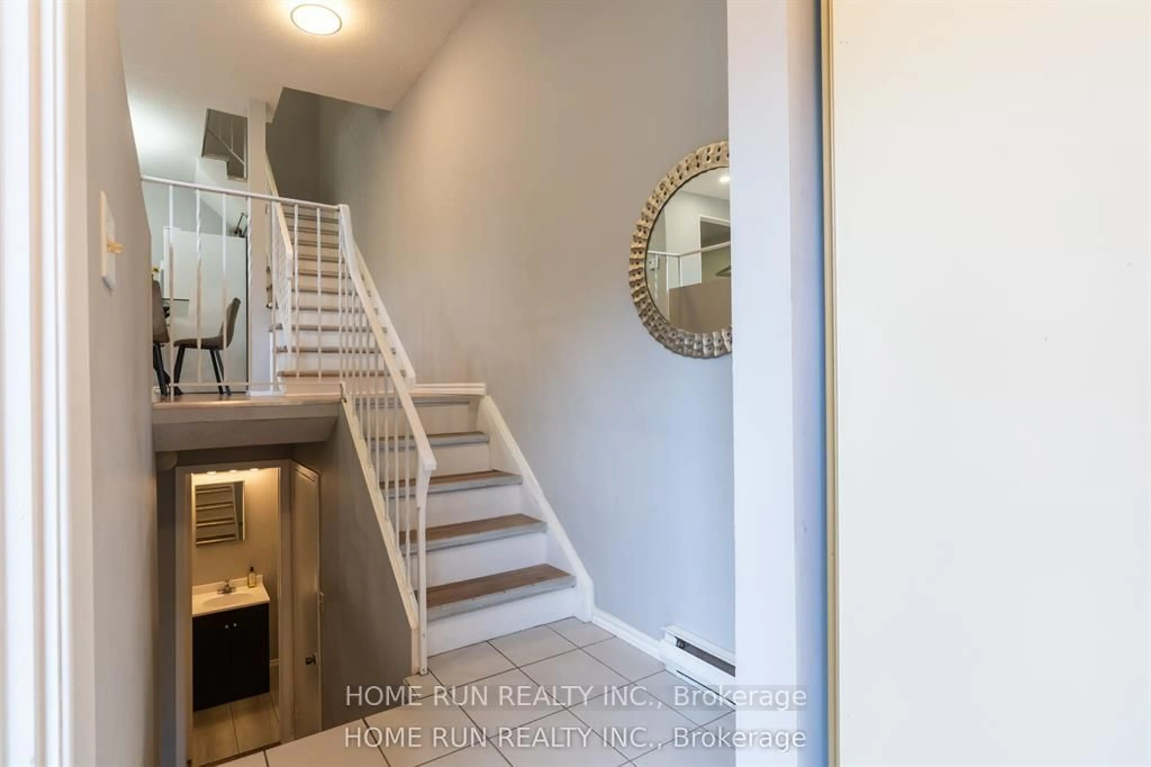 Indoor entryway for 2610 Draper Ave #22, Ottawa Ontario K2H 8X8