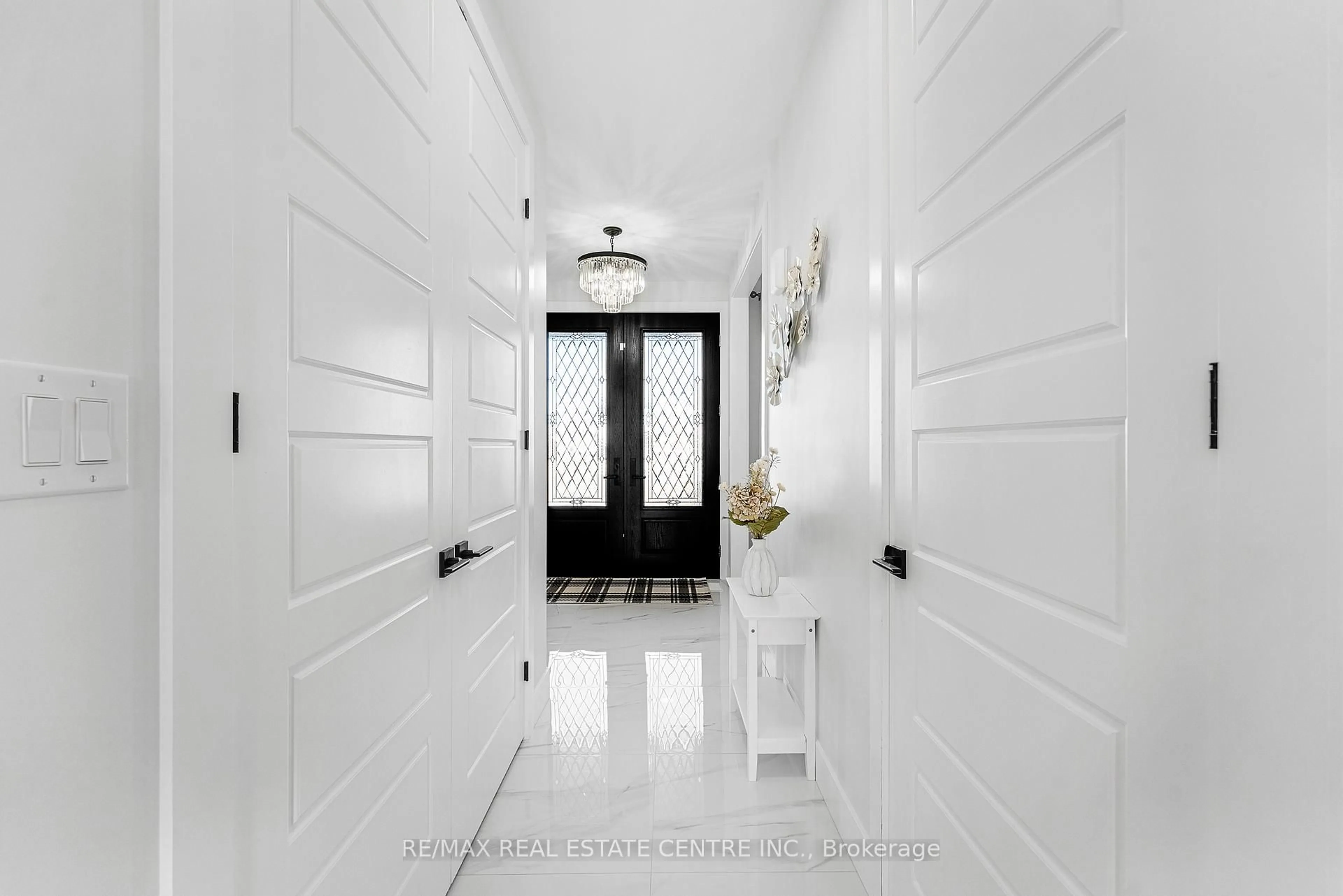 Indoor entryway for 77 Noble Crt, Amherstburg Ontario N9V 0G8