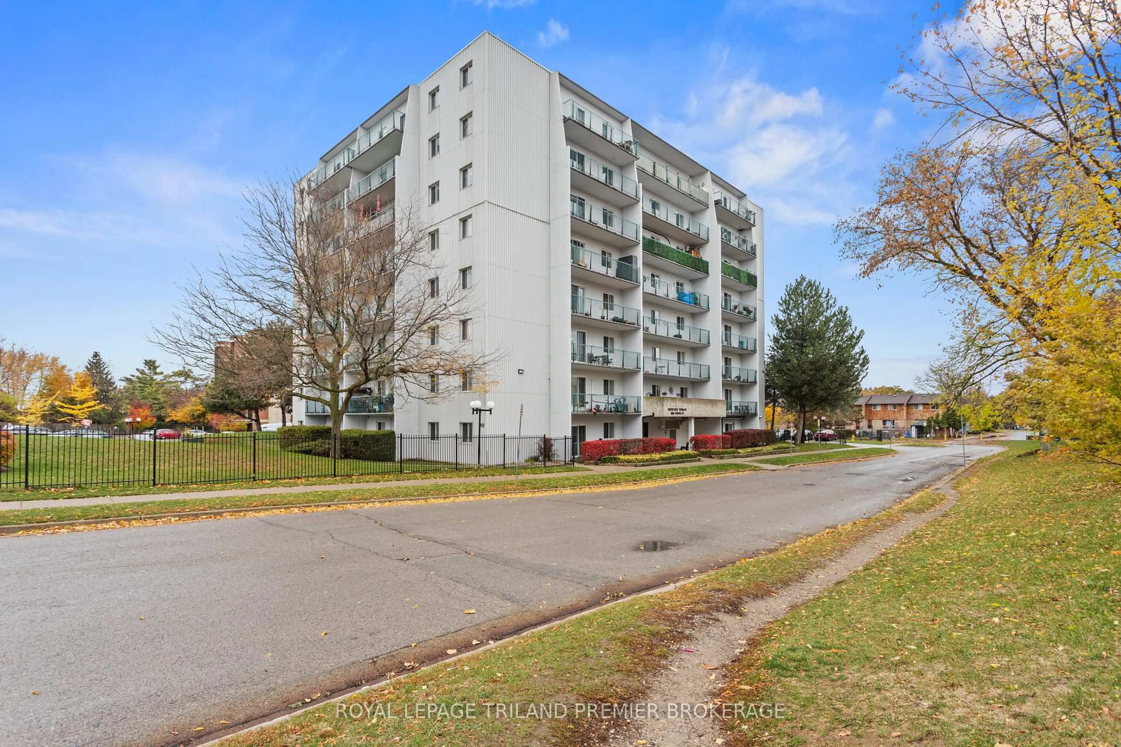 A pic from outside/outdoor area/front of a property/back of a property/a pic from drone, unknown for 986 Huron St #406, London East Ontario N5Y 5E4