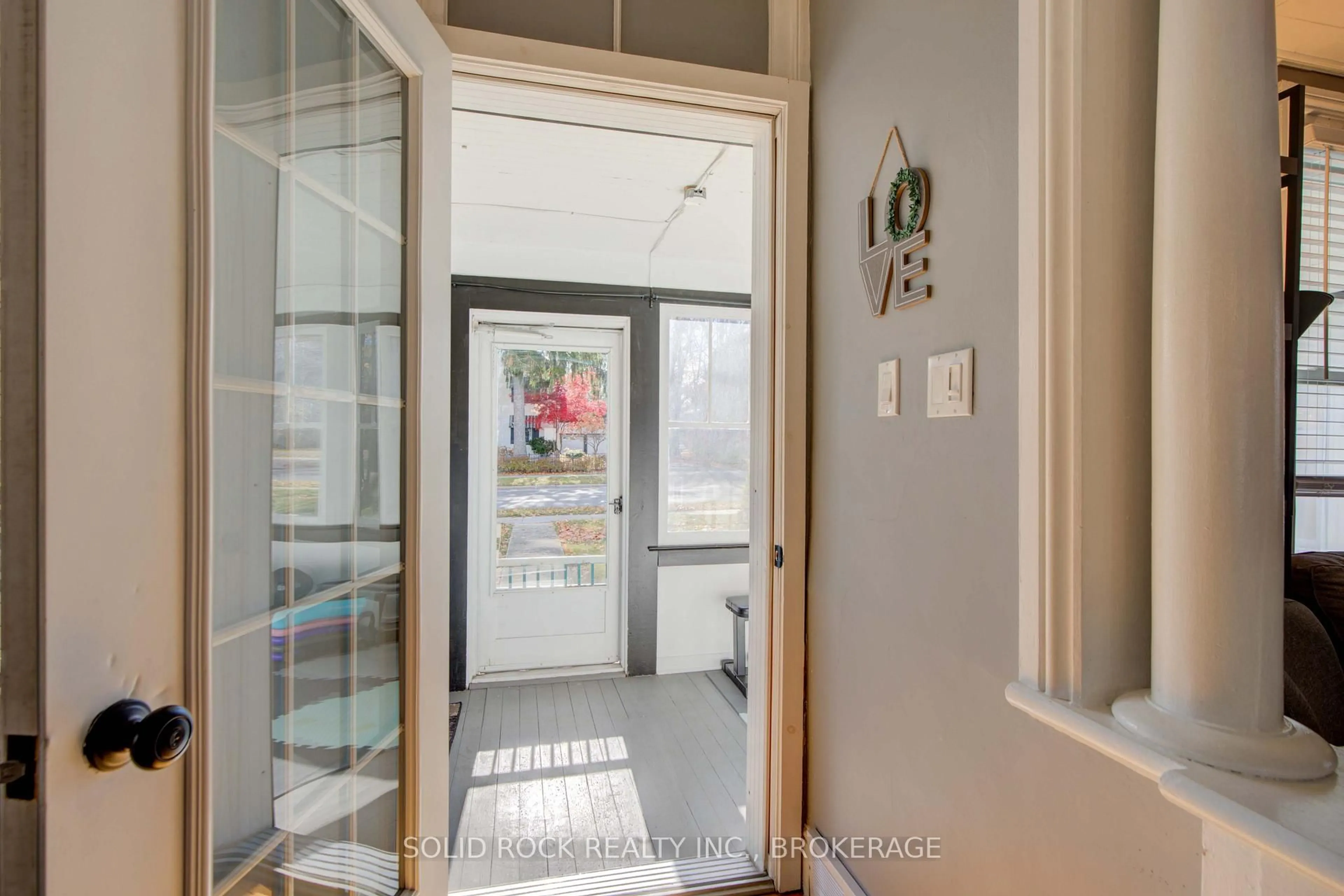 Indoor entryway for 204 King St, Gananoque Ontario K7G 2G6
