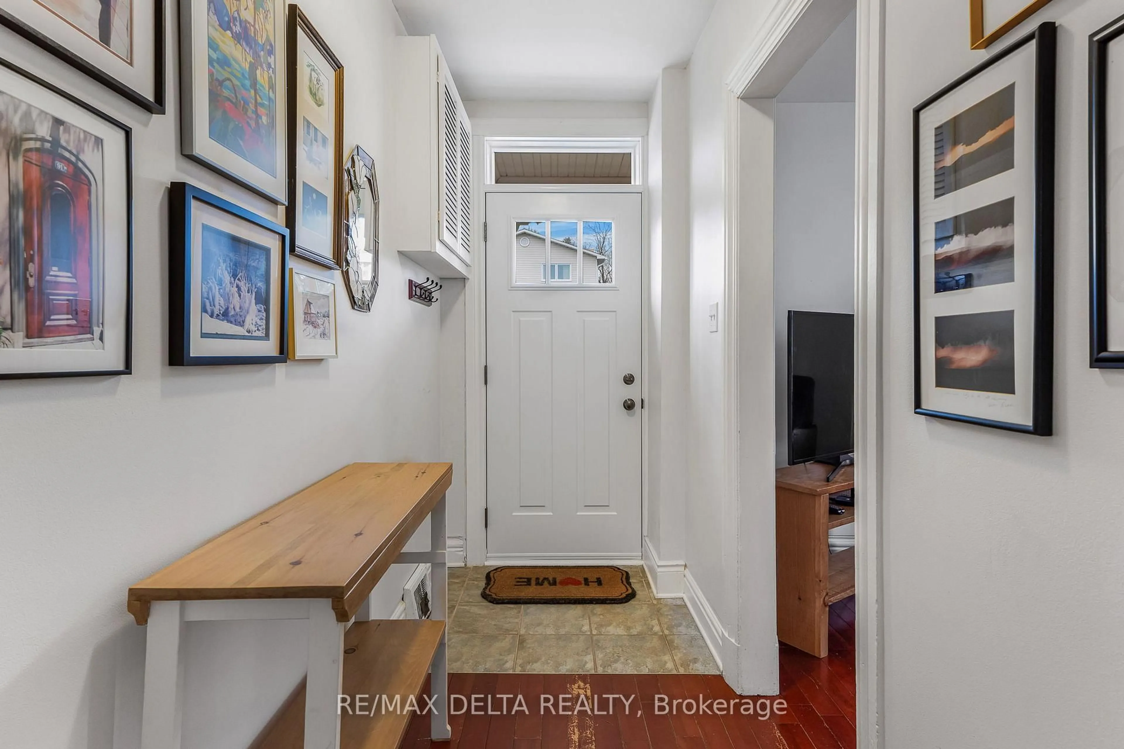 Indoor entryway for 89 High St, Champlain Ontario K0B 1R0