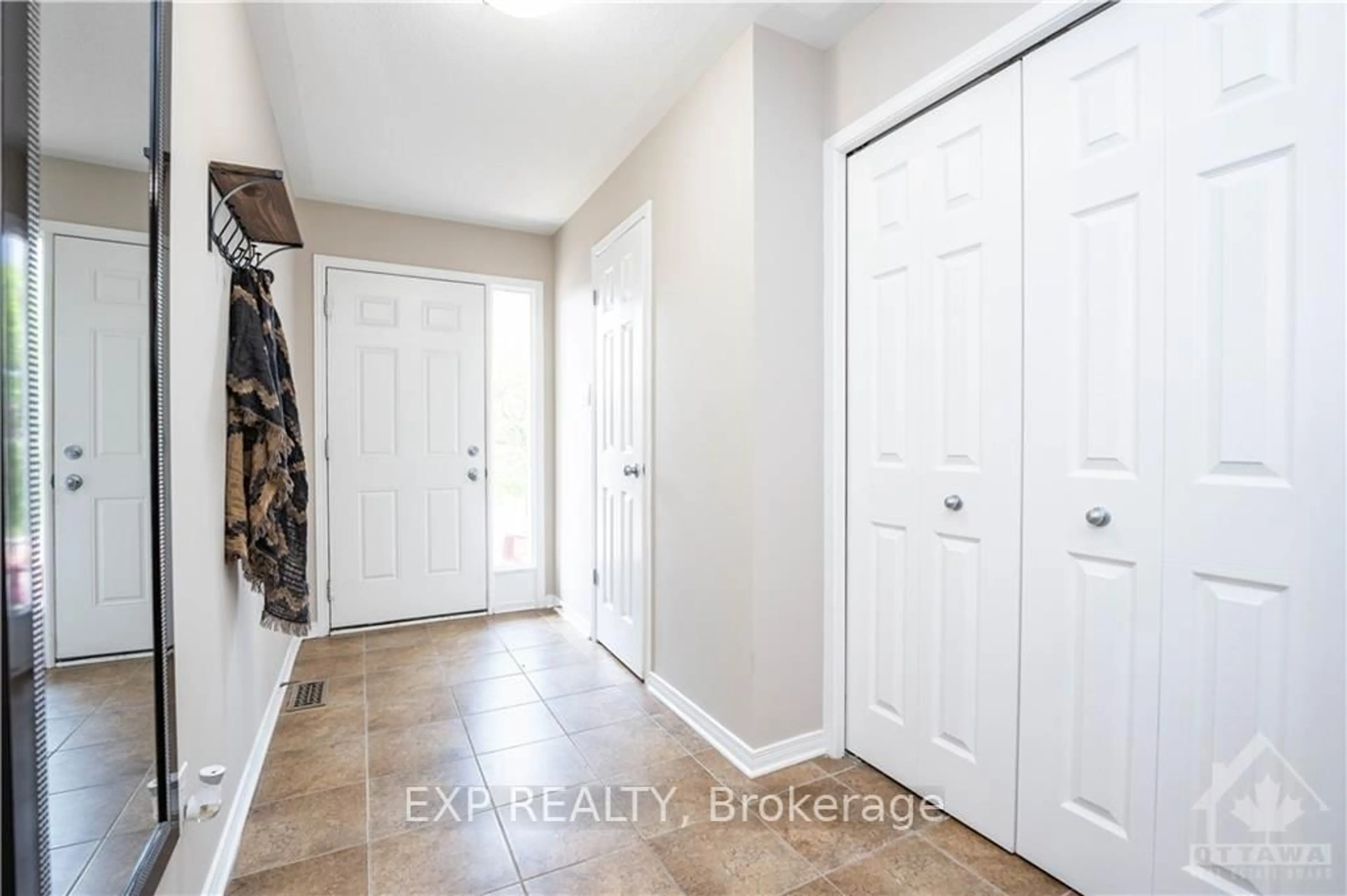 Indoor entryway for 504 BARHOLM Private, Ottawa Ontario K4B 1H9