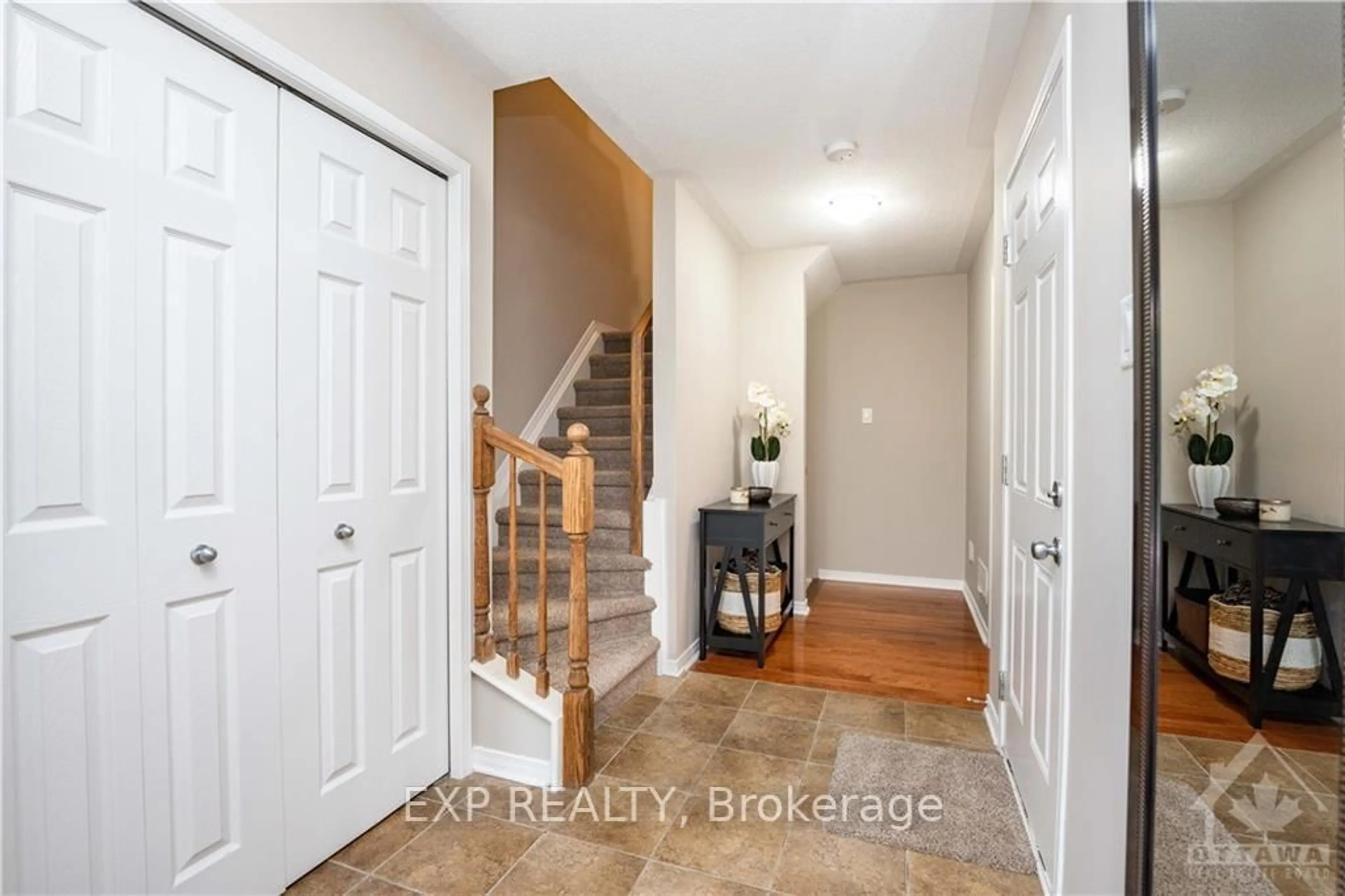 Indoor entryway for 504 BARHOLM Private, Ottawa Ontario K4B 1H9