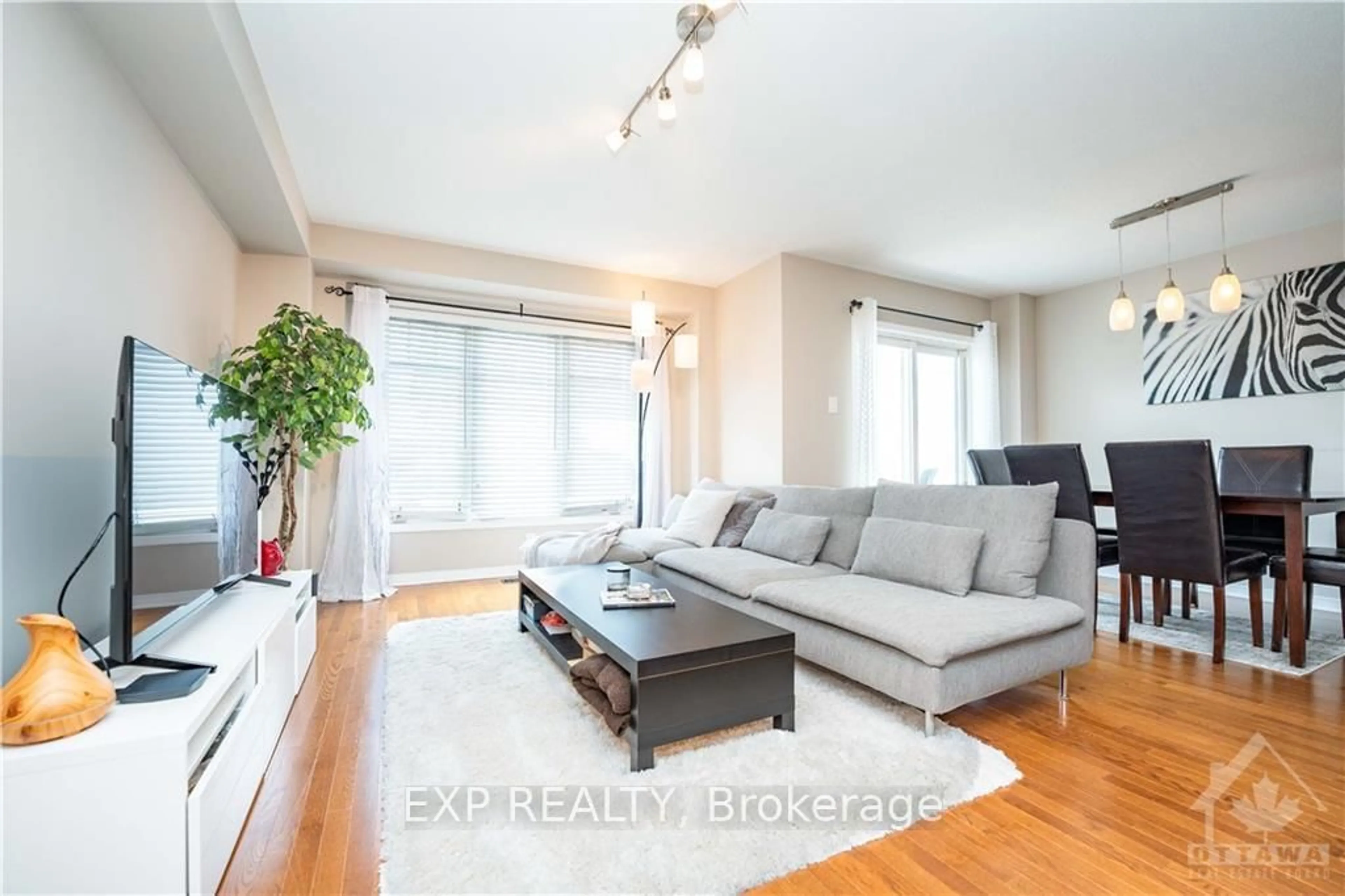 Living room with furniture, wood/laminate floor for 504 BARHOLM Private, Ottawa Ontario K4B 1H9