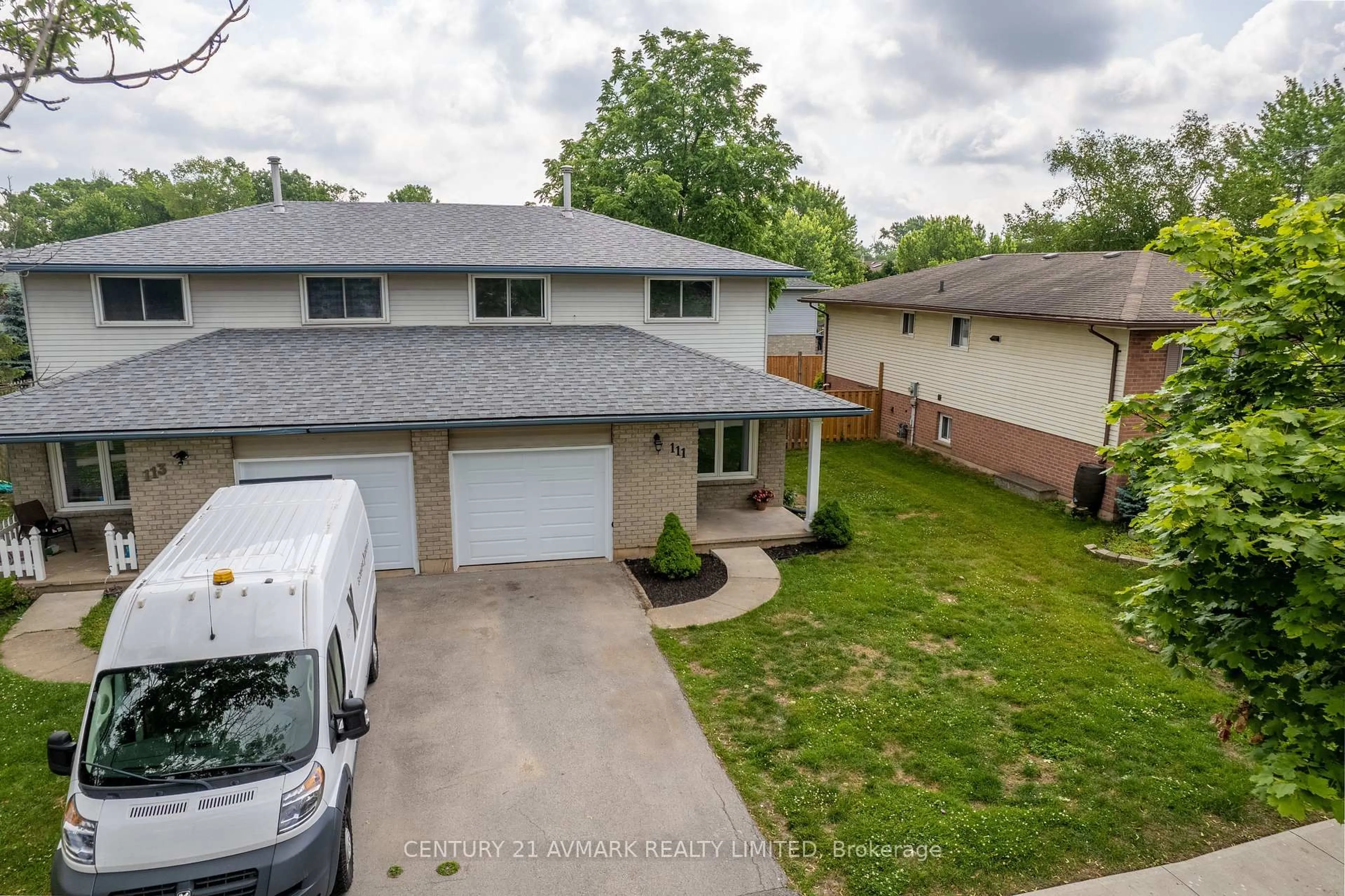 A pic from outside/outdoor area/front of a property/back of a property/a pic from drone, street for 111 Northgate Dr, Welland Ontario L3C 5Y3