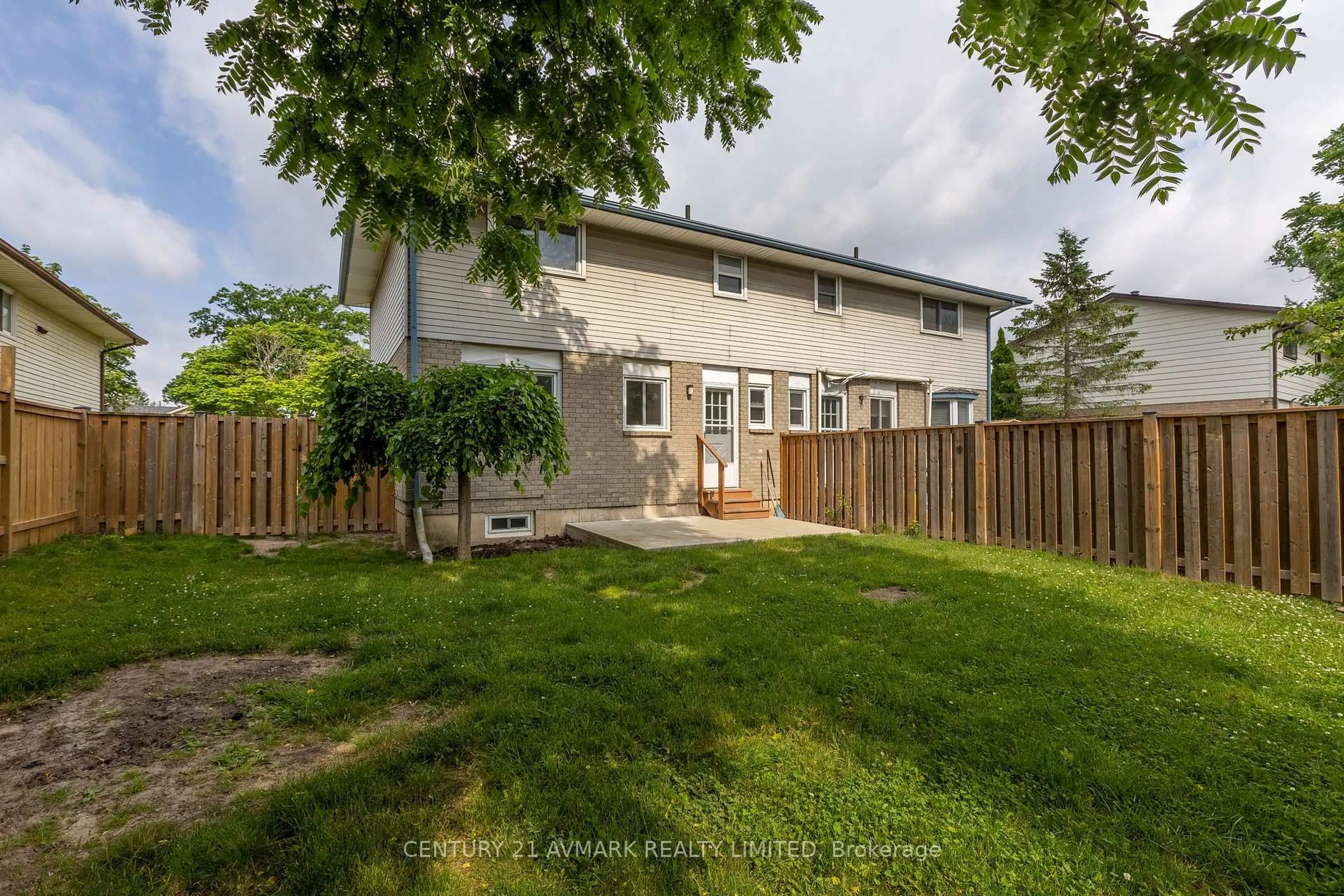 A pic from outside/outdoor area/front of a property/back of a property/a pic from drone, street for 111 Northgate Dr, Welland Ontario L3C 5Y3