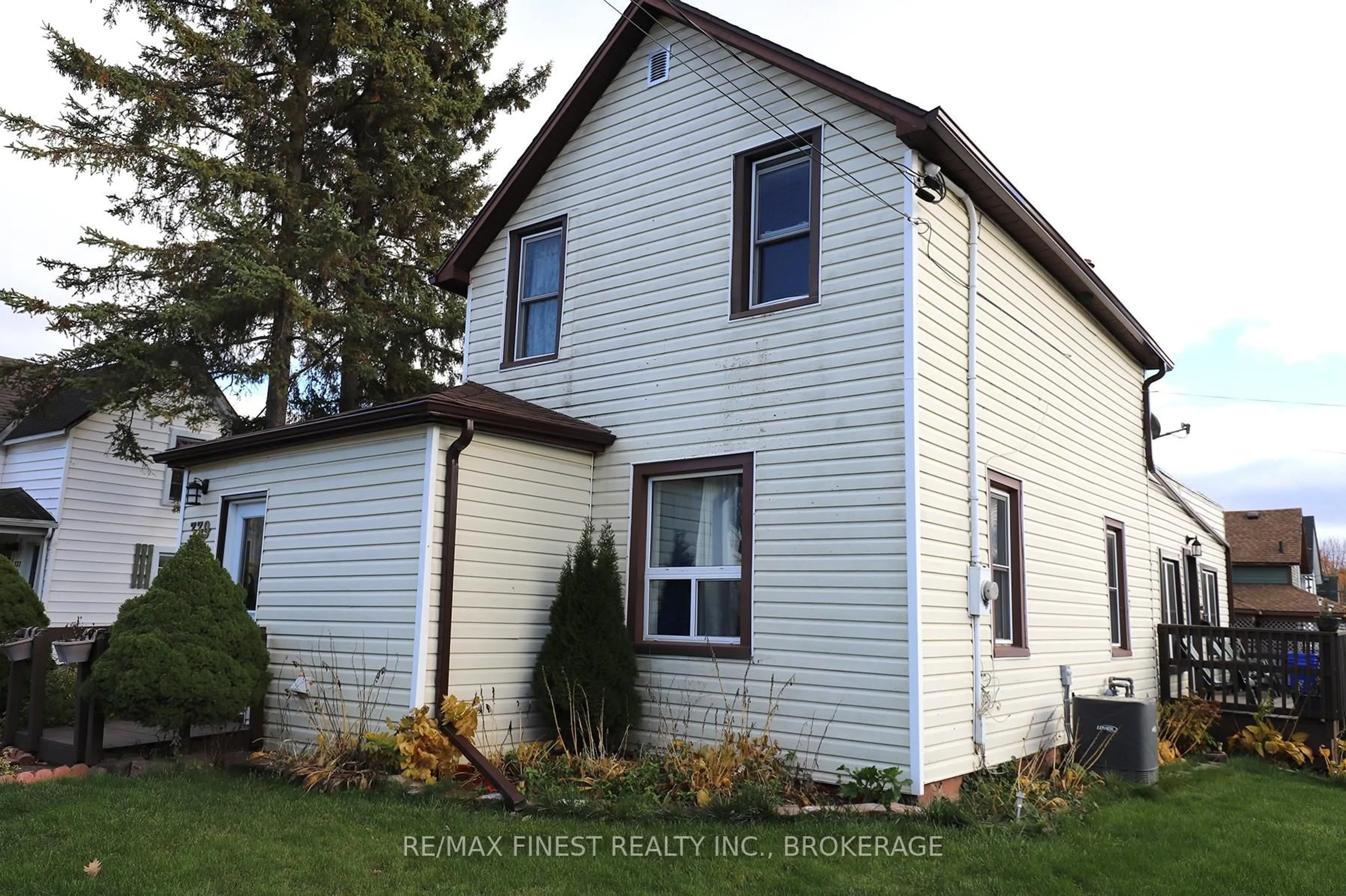 Home with vinyl exterior material, street for 339 Brock St, Brockville Ontario K6V 4G8