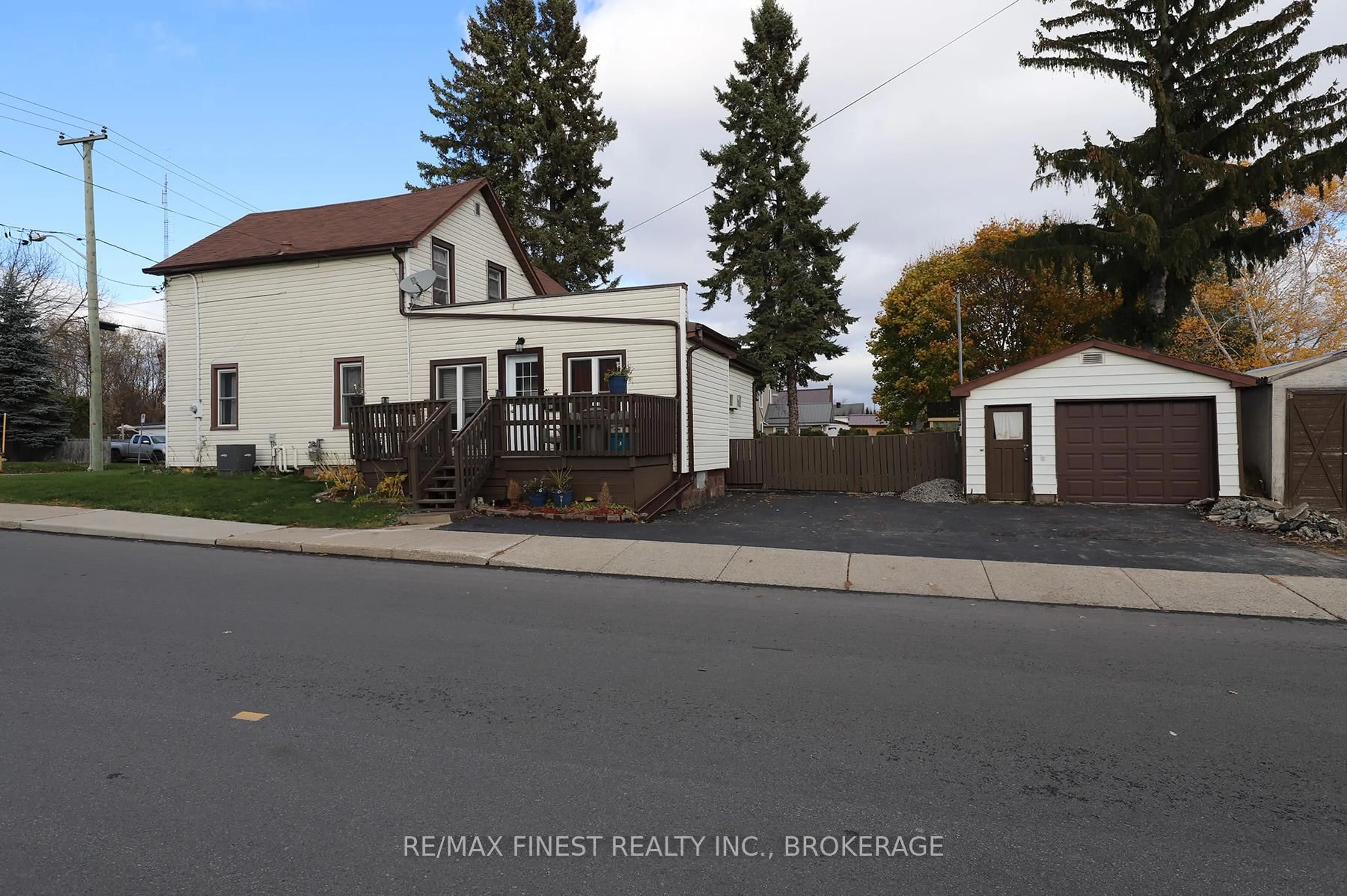 A pic from outside/outdoor area/front of a property/back of a property/a pic from drone, street for 339 Brock St, Brockville Ontario K6V 4G8