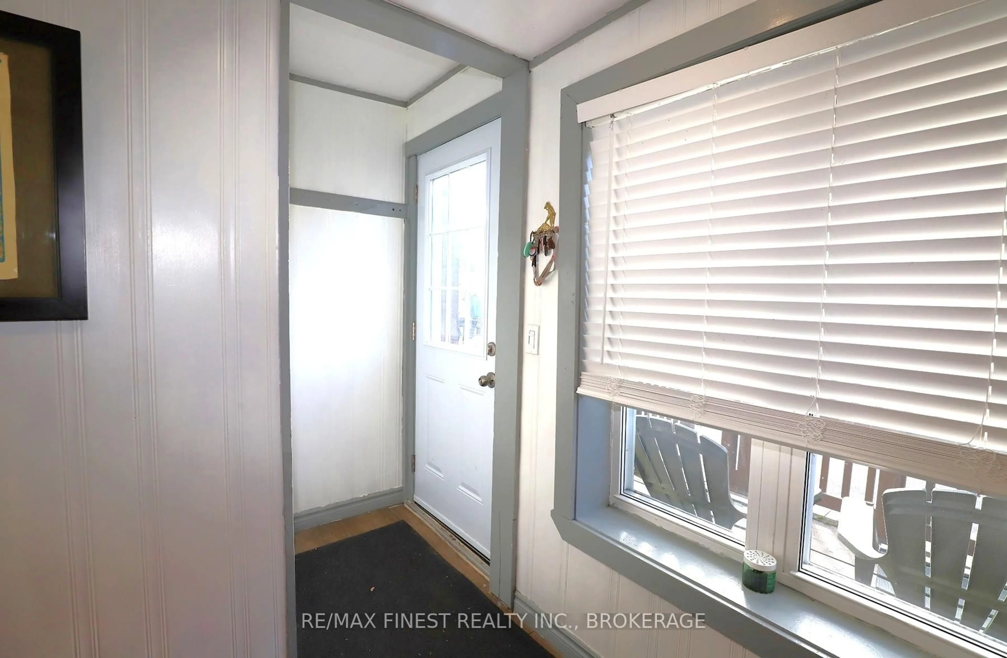 Indoor entryway for 339 Brock St, Brockville Ontario K6V 4G8